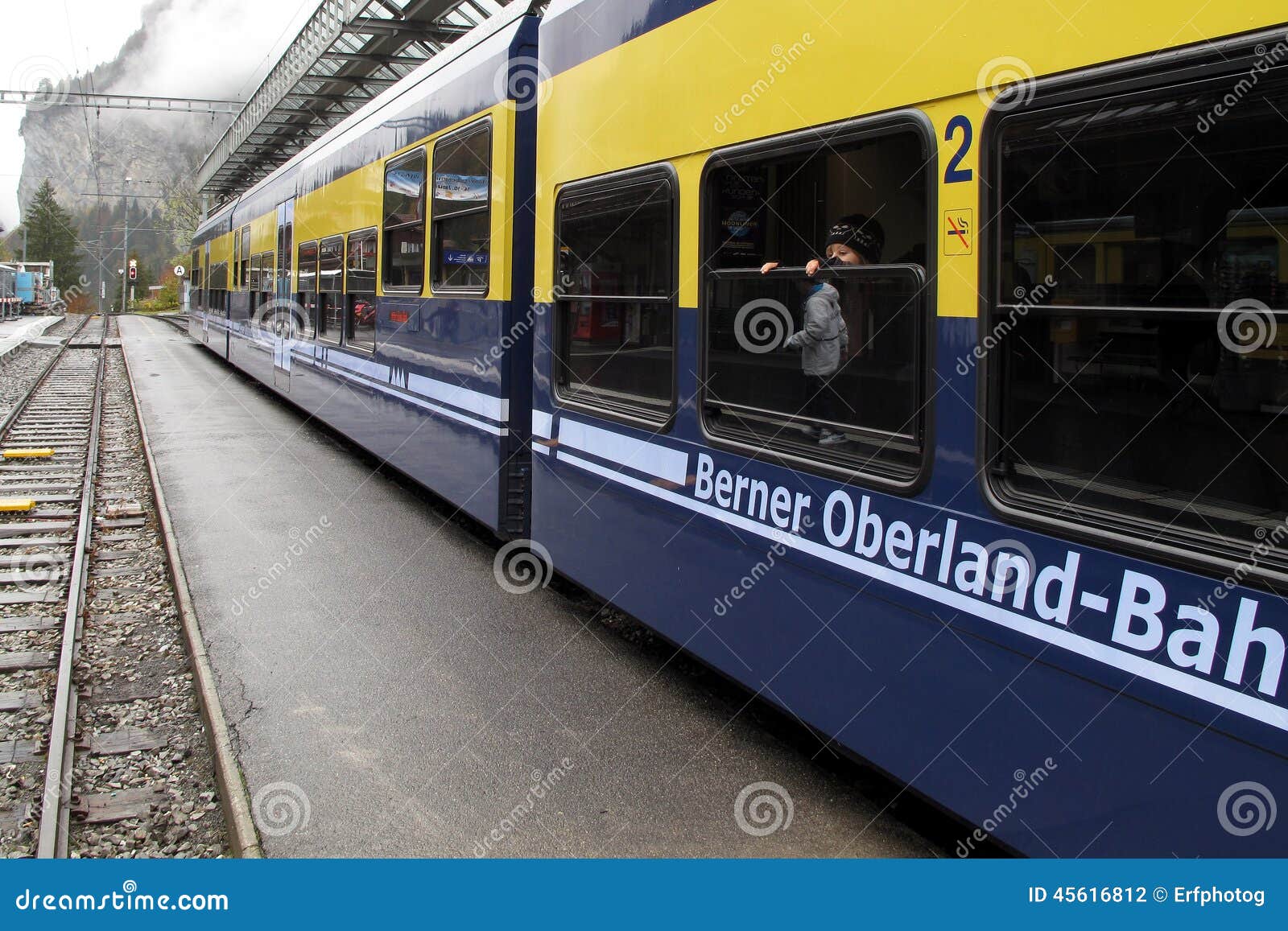 Treno dello svizzero - ferrovia svizzera. Gli svizzeri si preparano sulla linea di Berner Oberland Bahn che è un treno del calibro stretto nella parte di Bernese Oberland della linea di Jungfrau Uso per gli articoli su Jungfrau, sulle alpi svizzere o sul viaggio in Svizzera