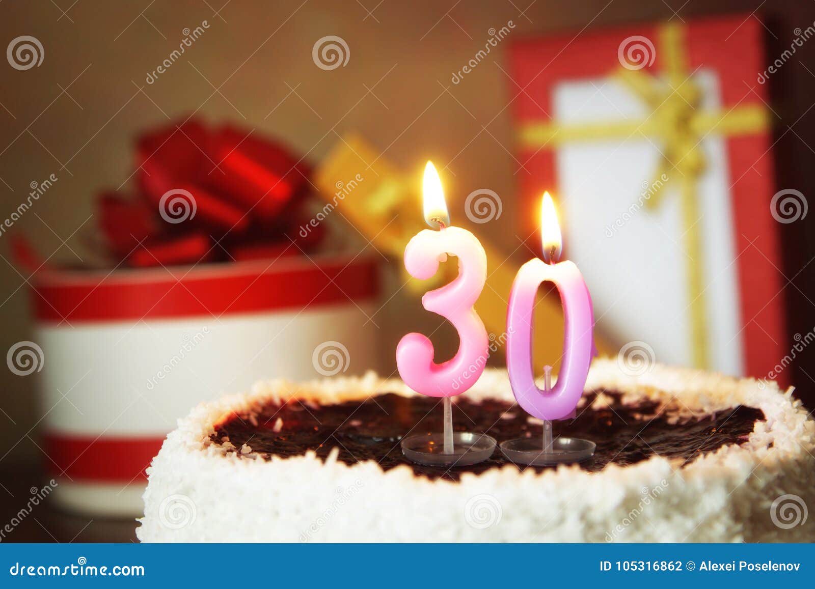 Trente Ans D Anniversaire Gateau Avec Les Bougies Et Les Cadeaux Brulants Photo Stock Image Du Bougies Anniversaire Trente Ans D Anniversaire Gateau Avec Les Bougies Et Les Cadeaux Brulants Photo Stock Image Du Bougies Anniversaire