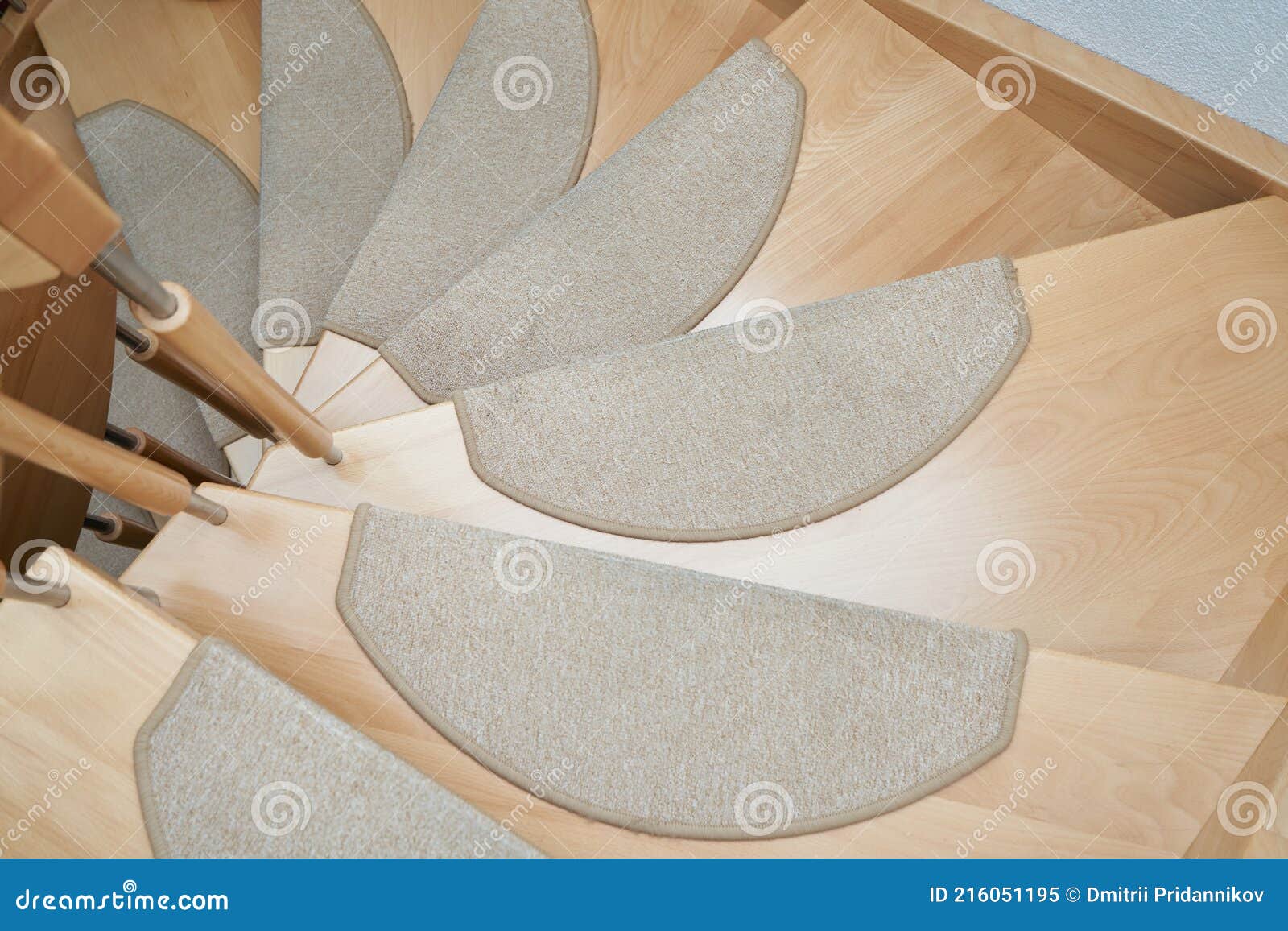 Treppe Aus Gebogenem Holz Mit Antirutschmatte Stockbild - Bild von kurve,  jobsteps: 216051195