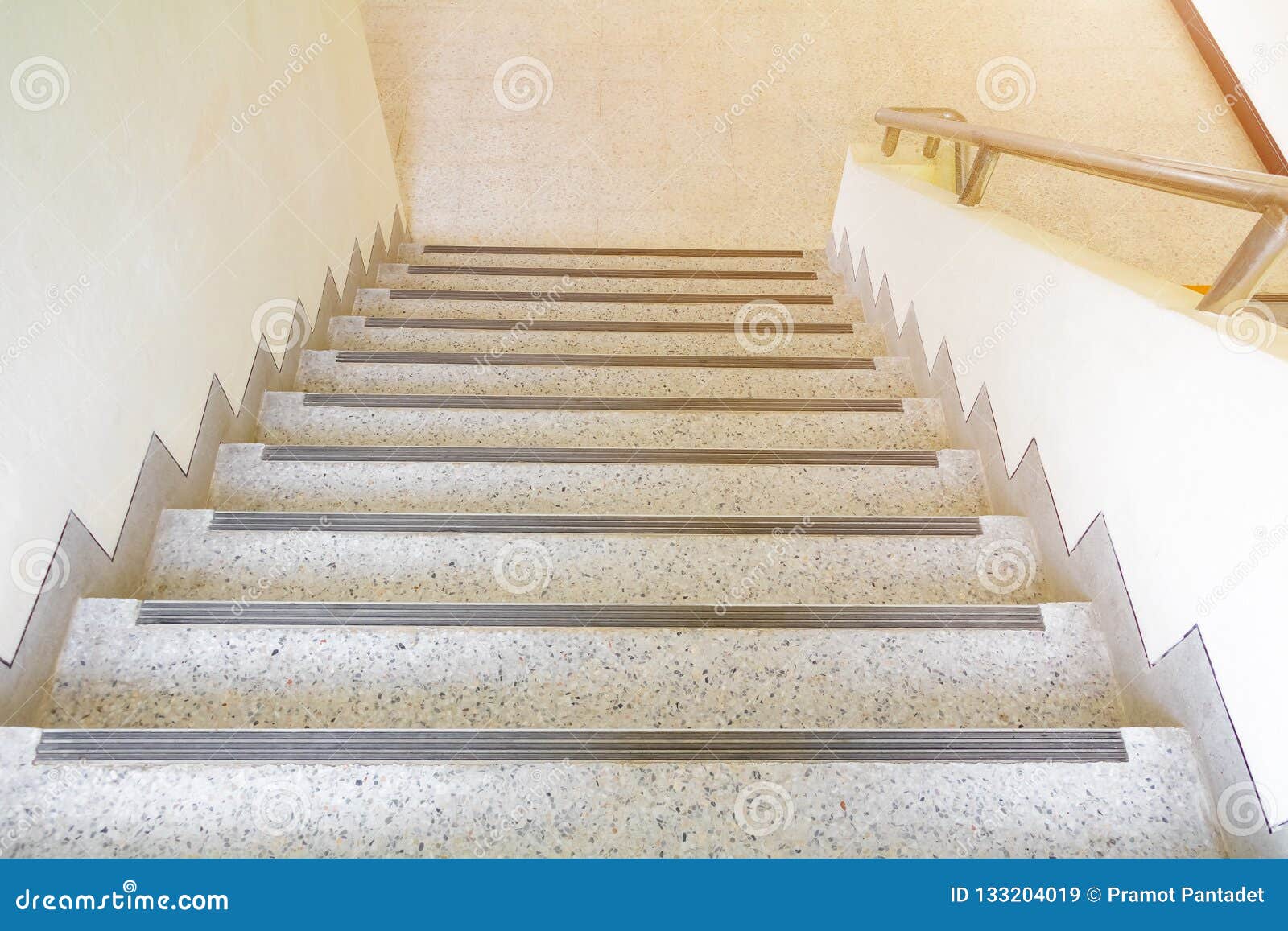 Treppe Terrazzo-Bodengehweg Oben - Unten Malen Und Verzierung Im Innenraum  Stockbild - Bild von tageslicht, erbauer: 133204019