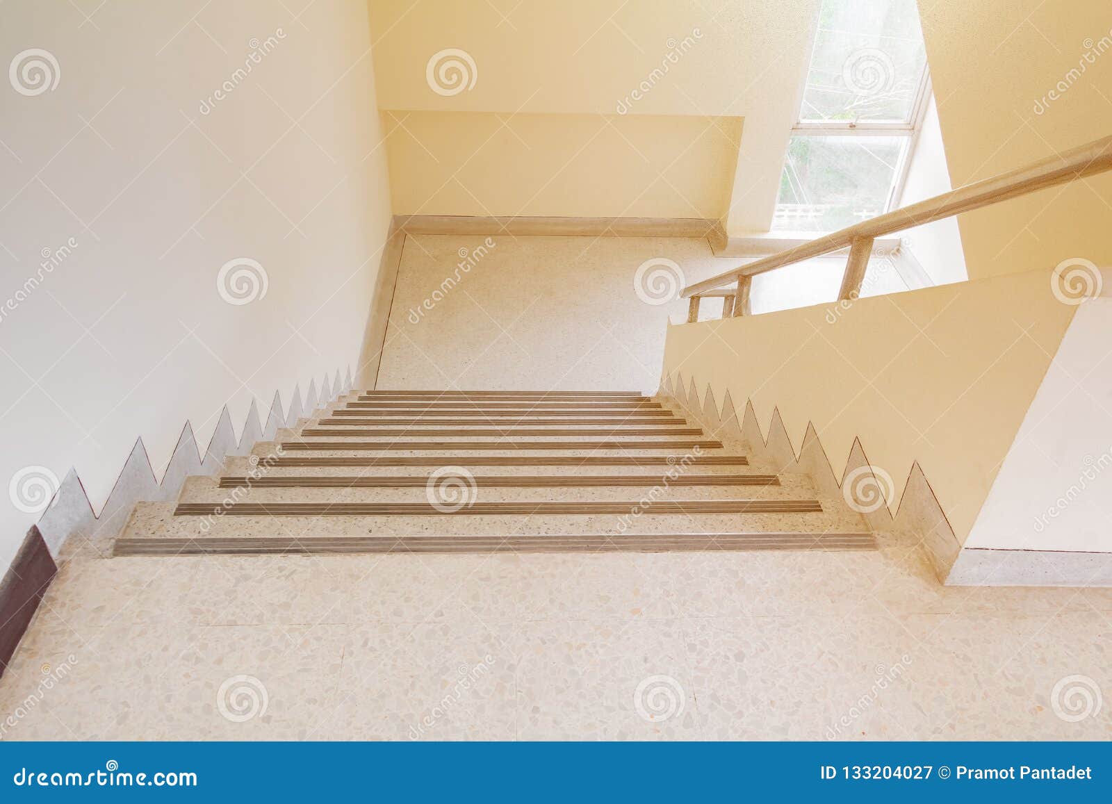 Treppe Terrazzo-Bodengehweg Oben - Unten Malen Und Verzierung Im