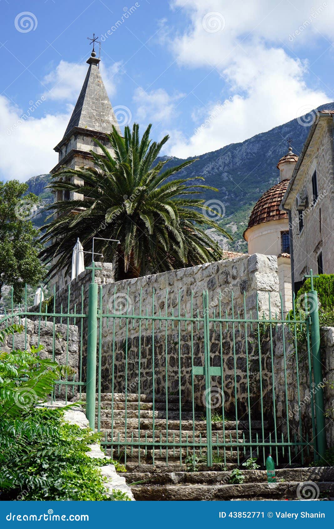 Treppenhaus und Kirche. Treppenhaus und alte Kirche in Kotor, Montenegro