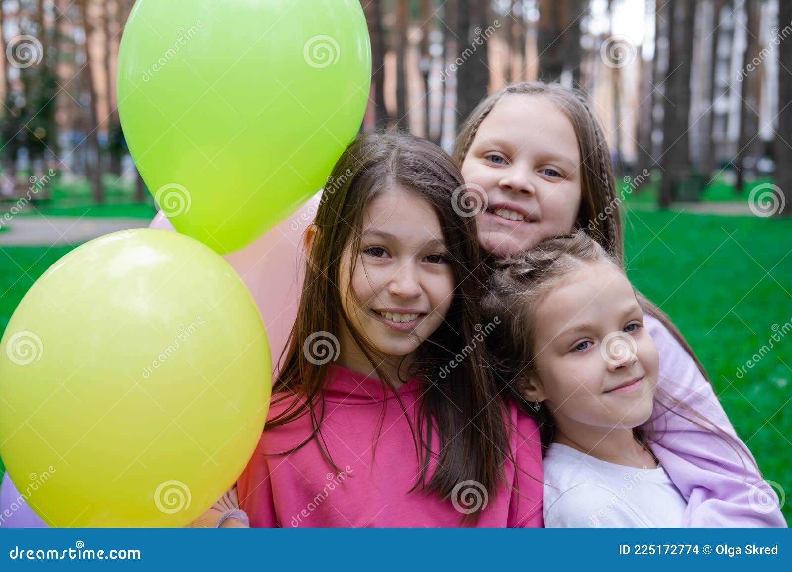 Tres Bonitas Chicas Con Ropa De Colores Abrazándose Cerca De Globos De Aire  Caliente. Amistad De Hermandad Bff. Verano Foto de archivo - Imagen de  poco, hermoso: 225172774