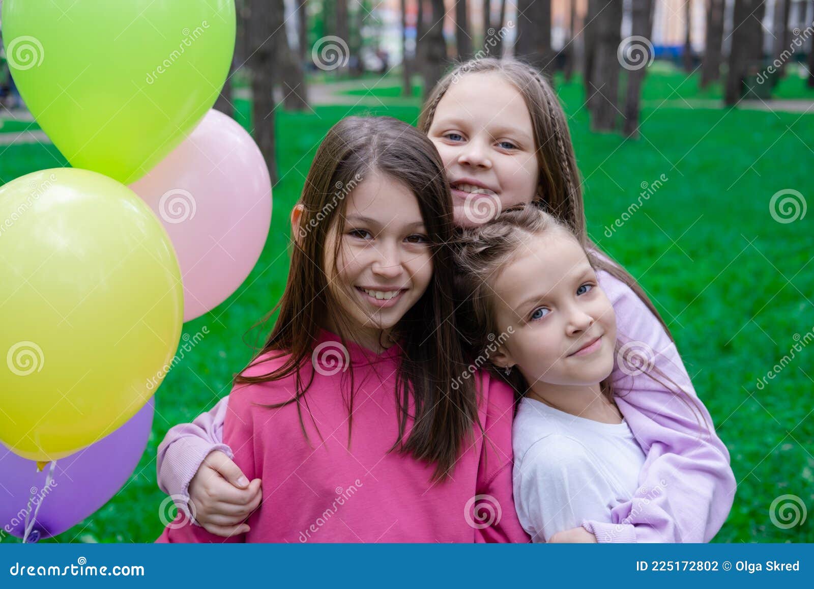 Tres Bonitas Chicas Con Ropa De Colores Abrazándose Cerca De Globos De Aire  Caliente. Amistad De Hermandad Bff. Verano Foto de archivo - Imagen de  amistad, poco: 225172802