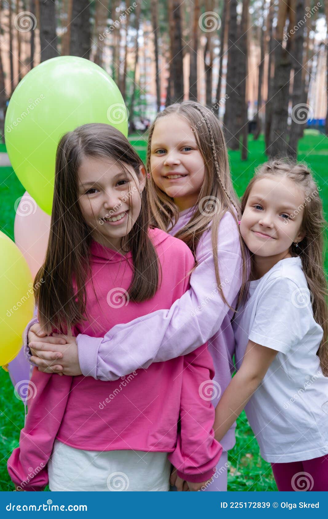 Tres Bonitas Chicas Con Ropa De Colores Abrazándose Cerca De Globos De Aire  Caliente. Amistad De Hermandad Bff. Verano Imagen de archivo - Imagen de  hermoso, familia: 225172839