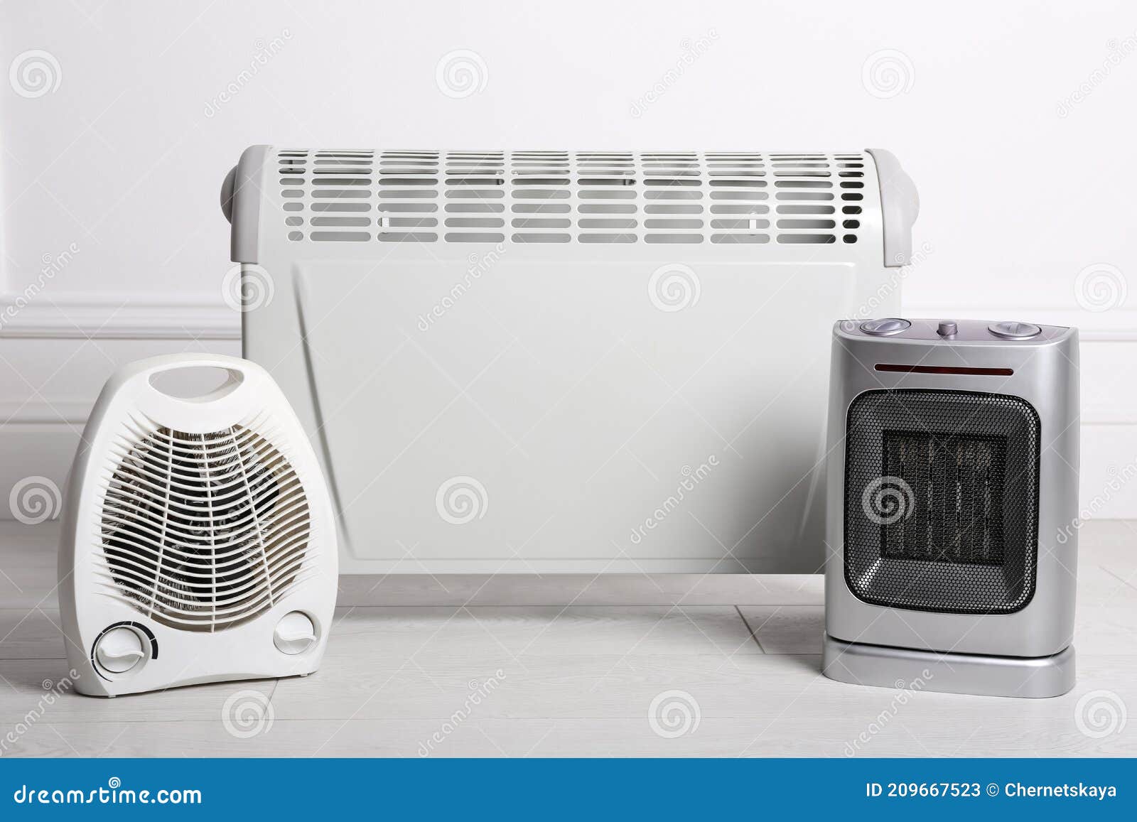 Tres Calefactores Eléctricos Diferentes En El Piso En La Habitación Imagen  de archivo - Imagen de ventilador, aire: 209667523