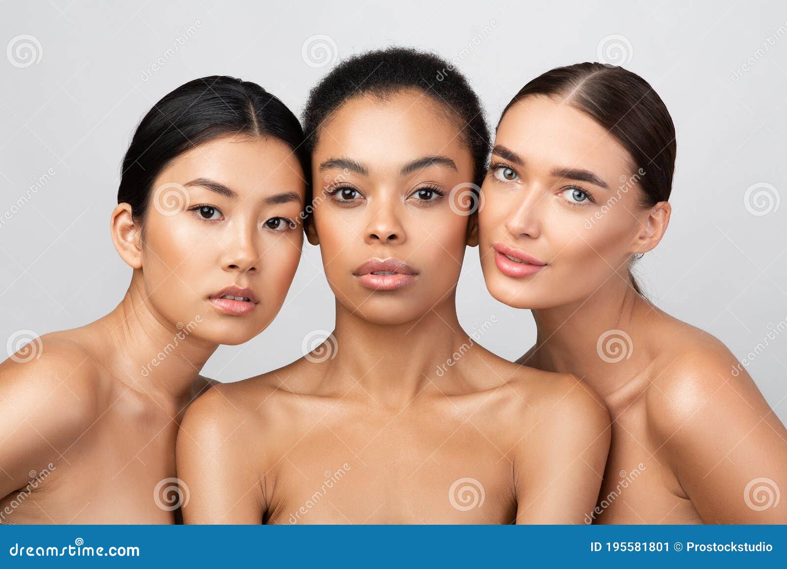 Tres Chicas Bonitas Posando Sin Camisa Sobre Fondo De Estudio Gris Imagen  de archivo - Imagen de cara, adulto: 195581801