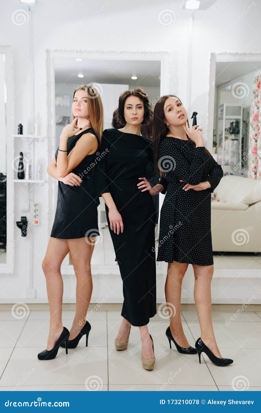 Tres Chicas Hermosas Vestidas De Negro En Un Salón De Belleza Foto de archivo - Imagen de profesional, empleado: 173210078 Tres Chicas Hermosas Vestidas De Negro En Un Salón De Belleza Foto de archivo - Imagen de profesional, empleado: 173210078