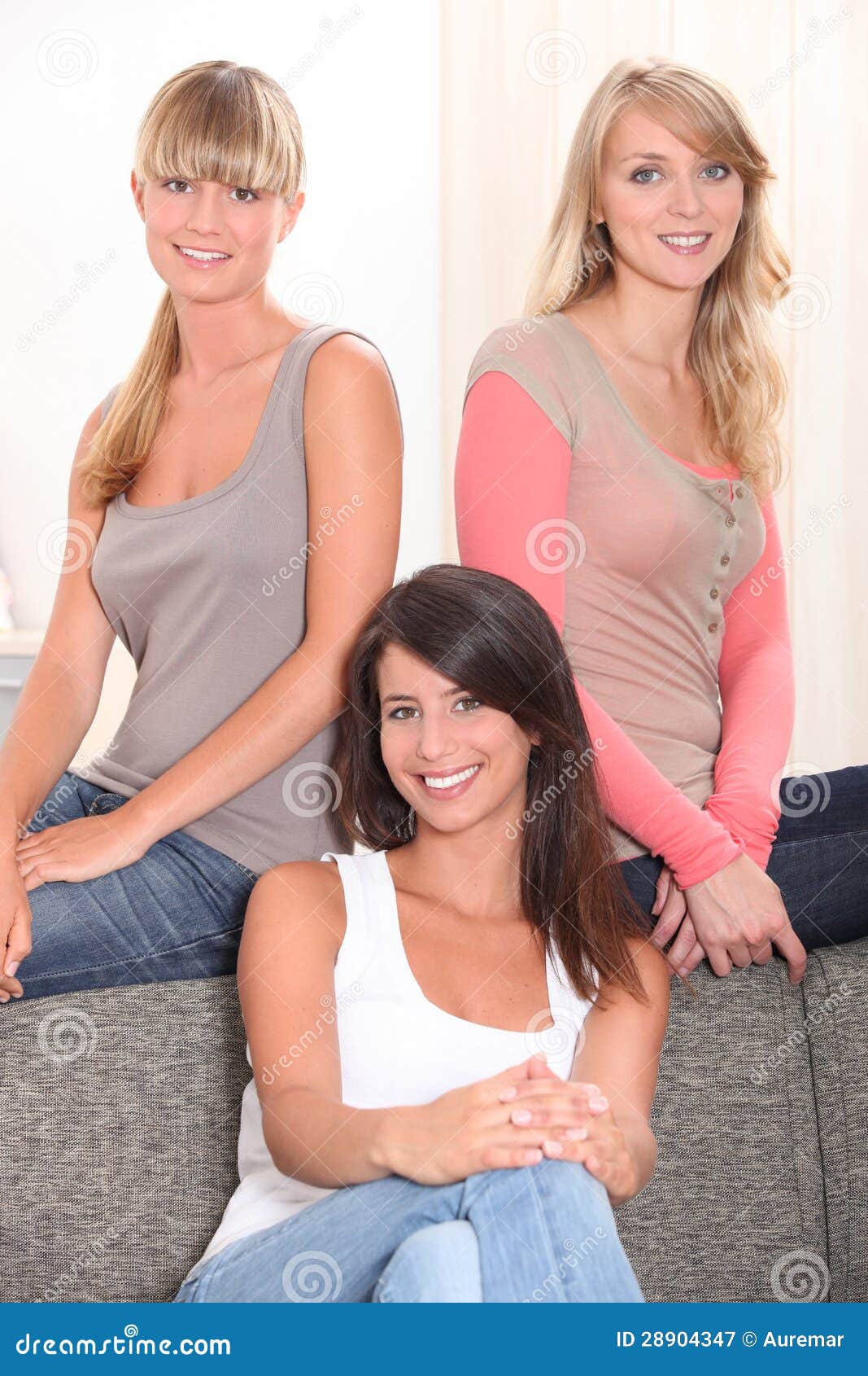 Tres chicas jóvenes imagen de archivo. Imagen de siéntese 28904347