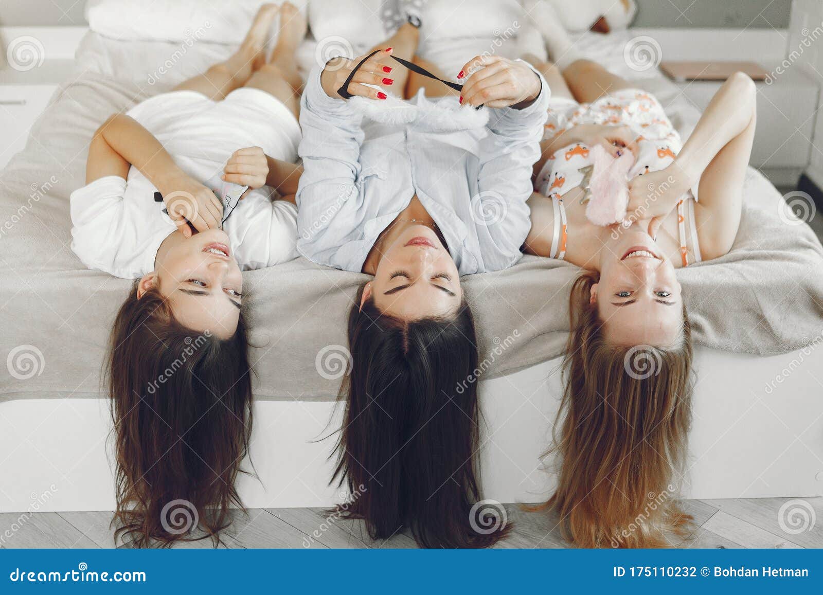 Tres Chicas Tienen Una Fiesta De Pijamas En Casa Foto de archivo - Imagen  de hermanas, teniendo: 175110232