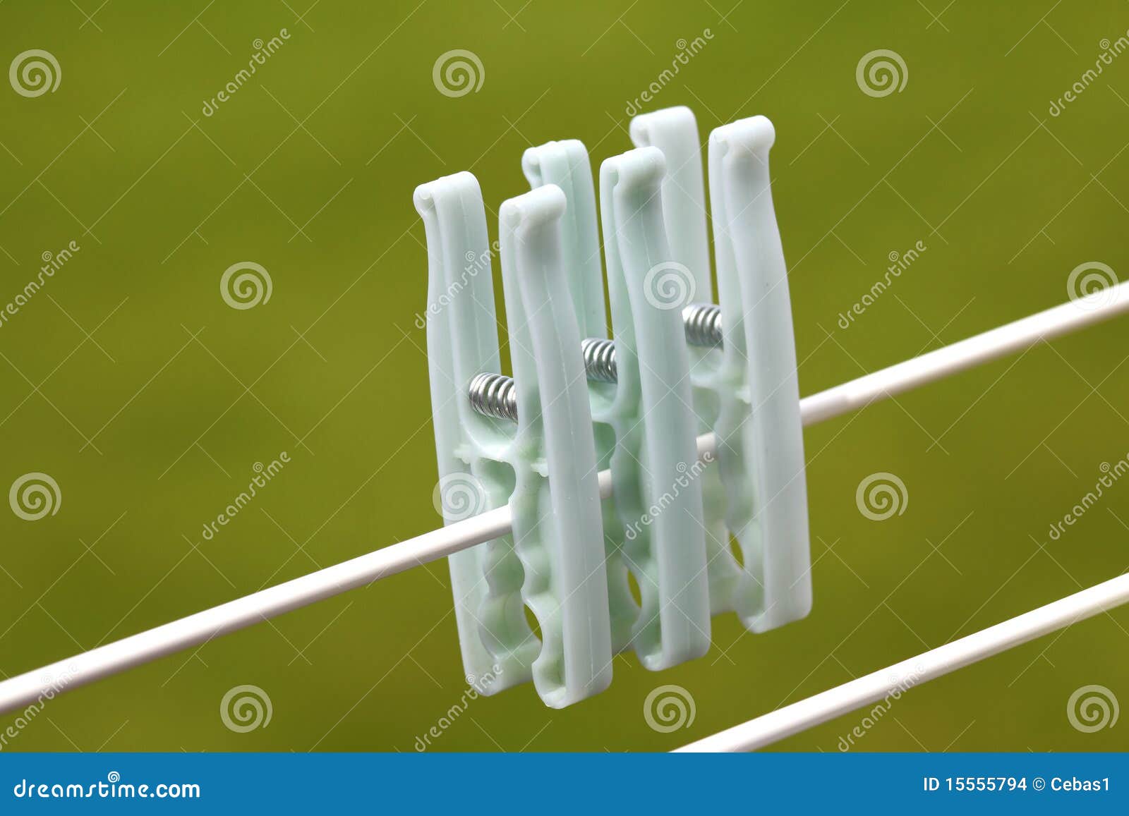 Tres clothespins foto de archivo. Imagen de horizontal 15555794