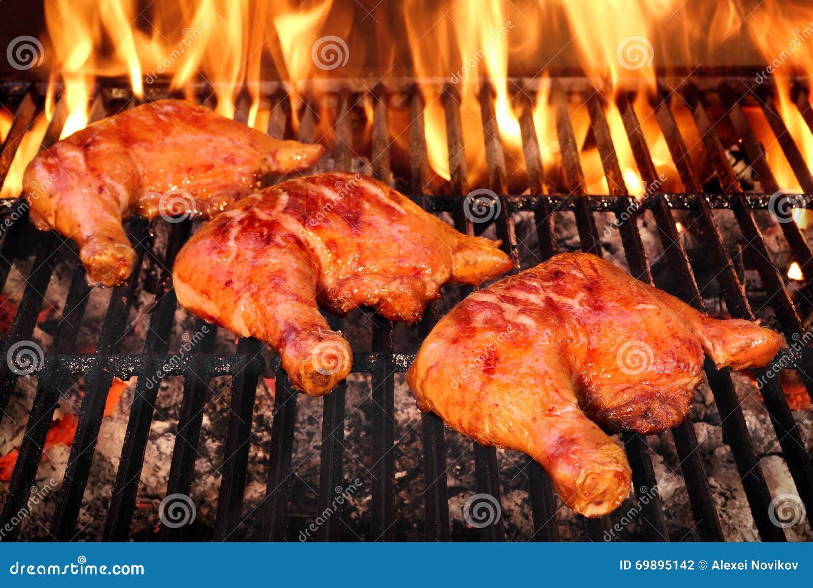 Cuatro Cuartos De La Pierna De Pollo Asados En Parrilla Llameante ... Cuatro Cuartos De La Pierna De Pollo Asados En Parrilla Llameante ...