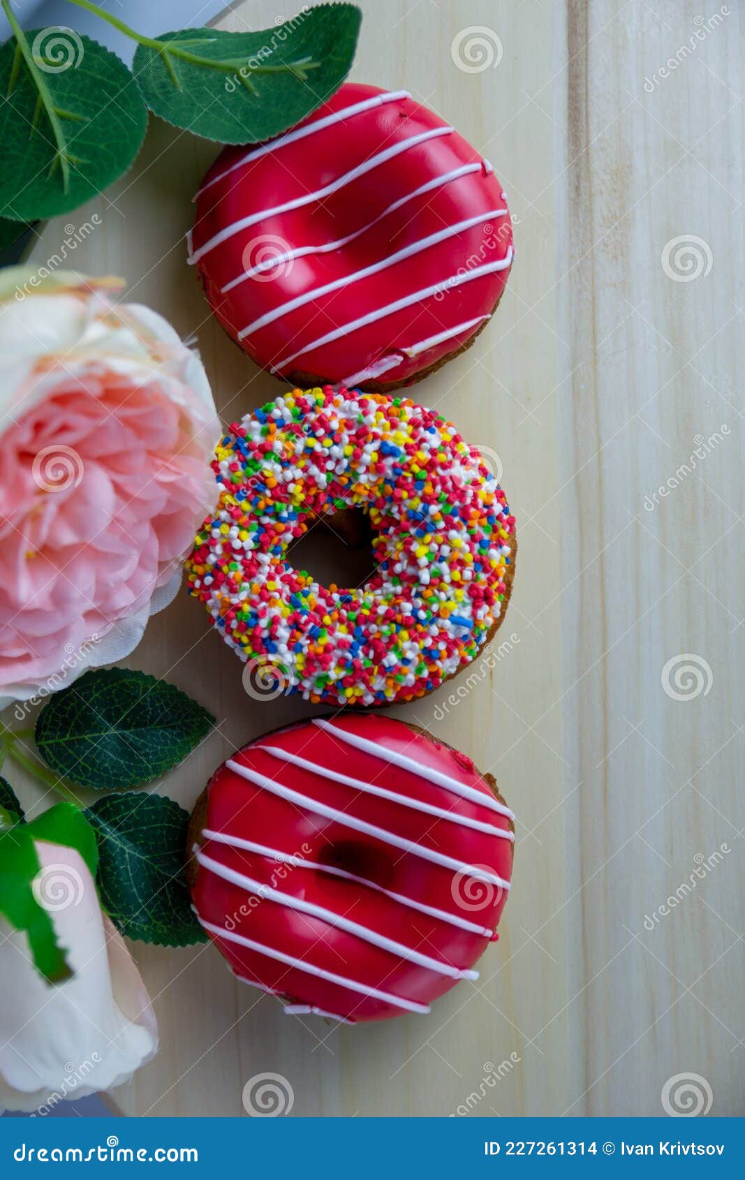 Tres Donuts De Colores Diferentes Yacen Sobre Un Soporte De Madera Foto de  archivo - Imagen de alimento, rosquillas: 227261314