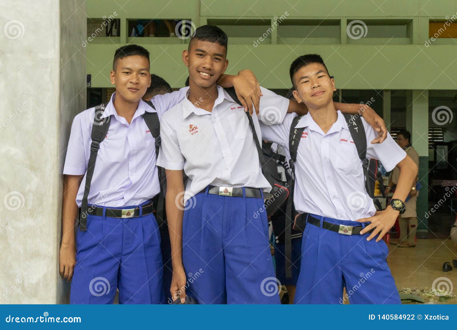 Tres Estudiantes Tailandeses En Su Uniforme Escolar Son Que Hacen Una Pausa  Y De Abarcamientos Delante De La Cámara En La Escuela Fotografía editorial  - Imagen de interior, mayor: 140584922
