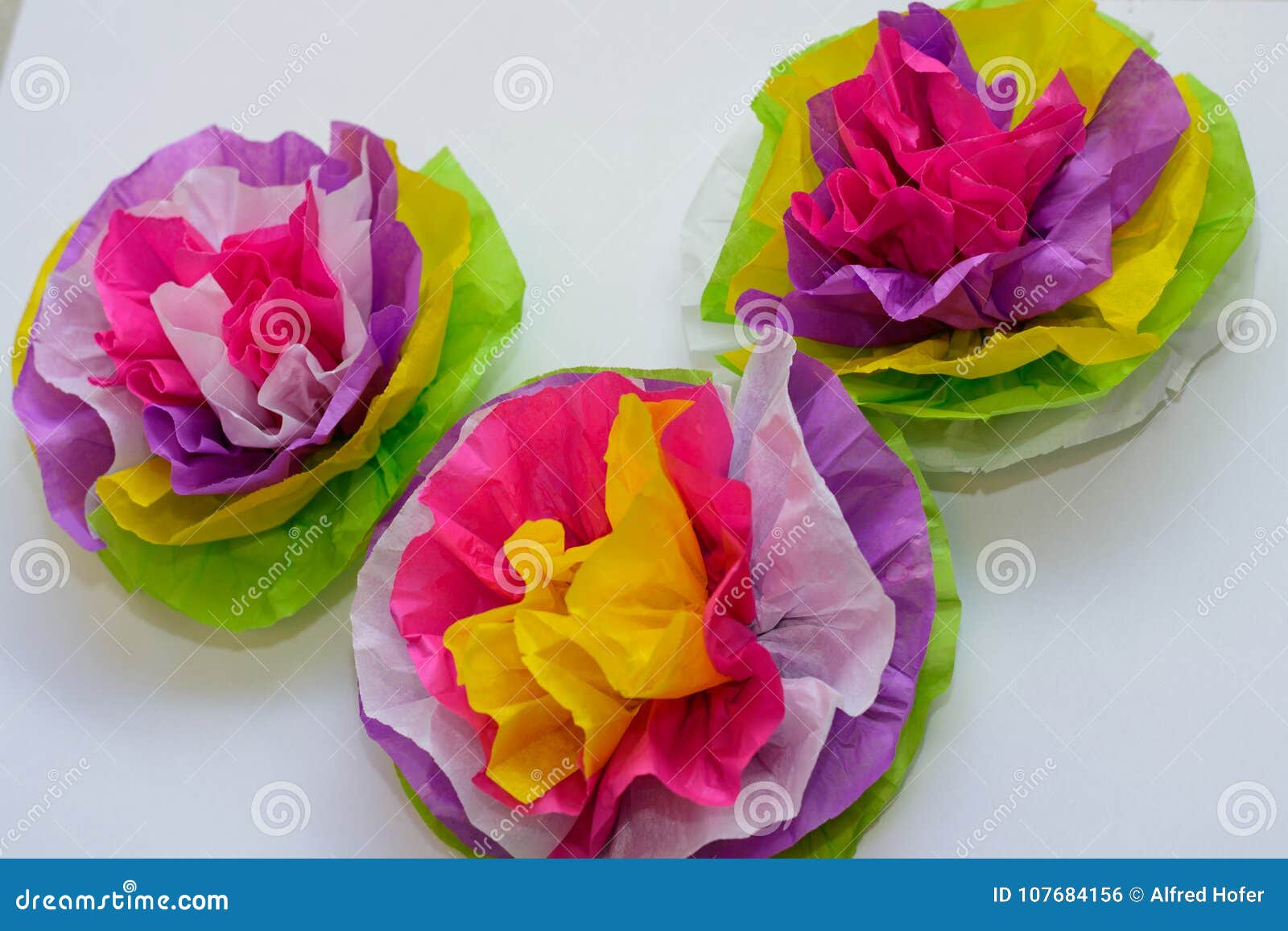 Tres Flores De Papel Seda Coloridas Foto de archivo - Imagen de  creatividad, imagen: 107684156
