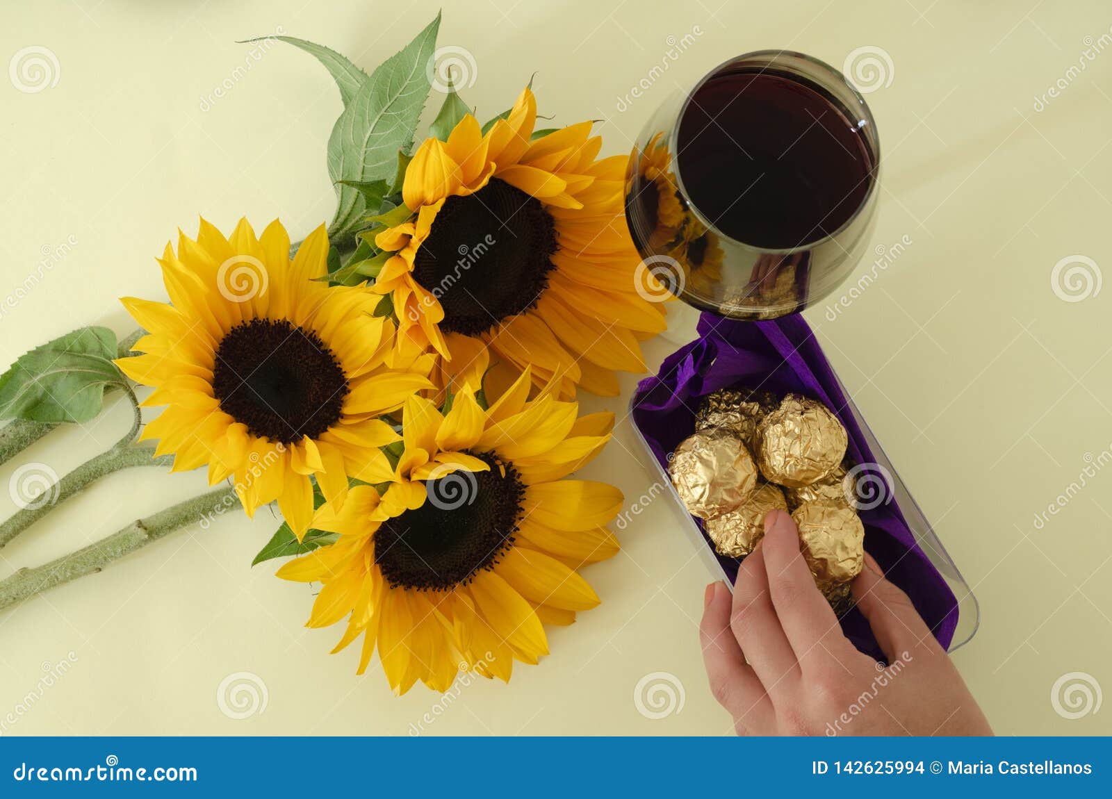 Tres Girasoles Con Los Chocolates Y La Copa De Vino Visión Superior Foto de  archivo - Imagen de postre, flor: 142625994