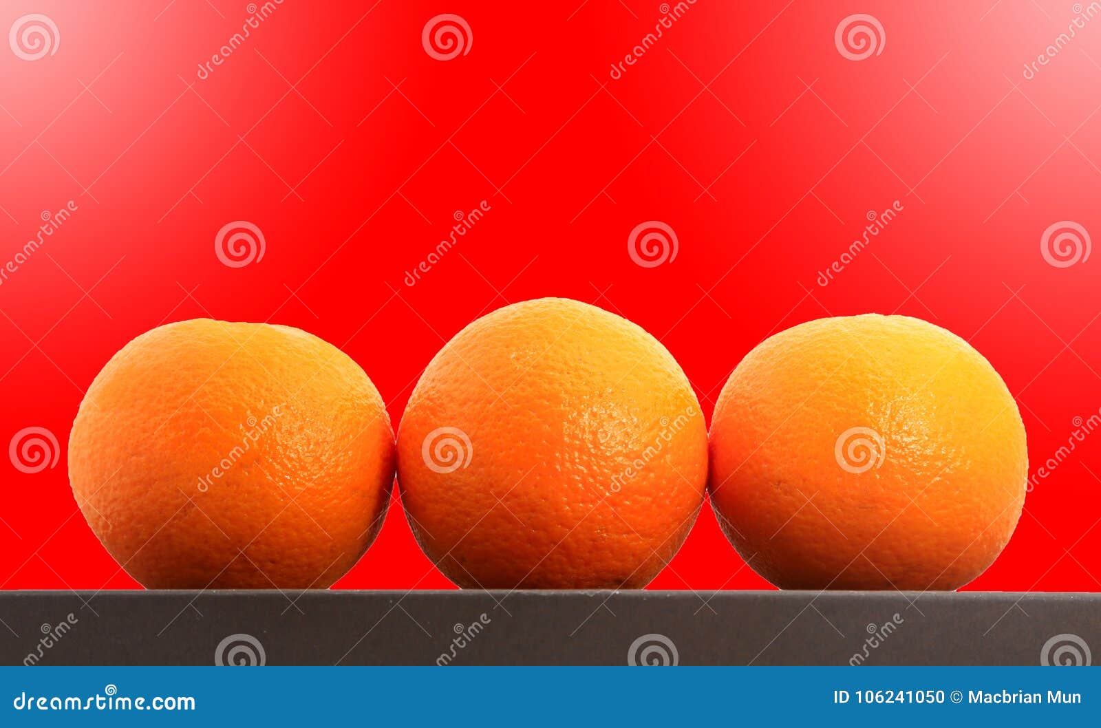 Tres mandarinas tiradas sobre fondo rojo Una fruta que se come comúnmente en Año Nuevo chino