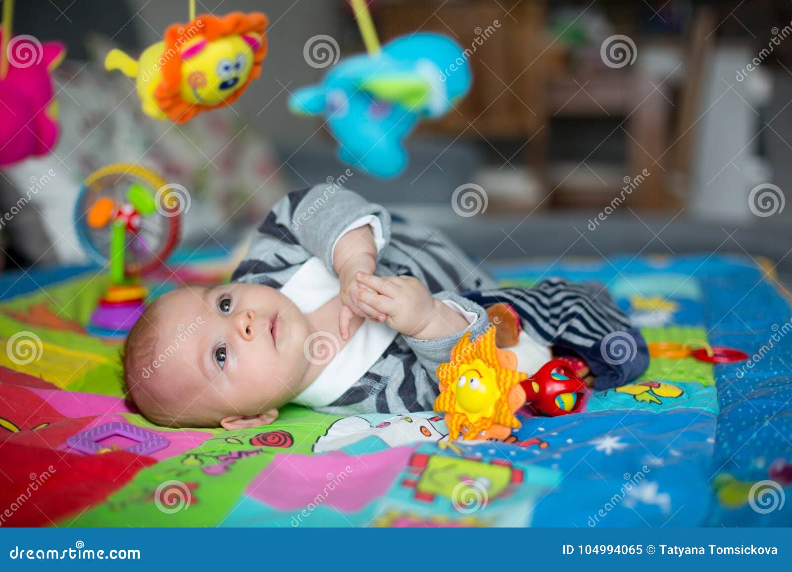 Tres Meses Felices Del Bebé, Jugando En Casa En Una A Colorida Imagen de archivo - Imagen de colorida, meses: 104994065