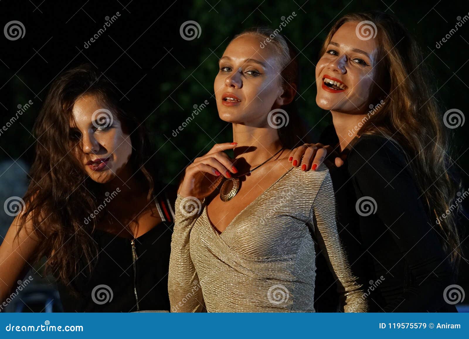 Cornualles Típicamente Ligadura Tres mujeres en el disco imagen de archivo. Imagen de tarde - 119575579
