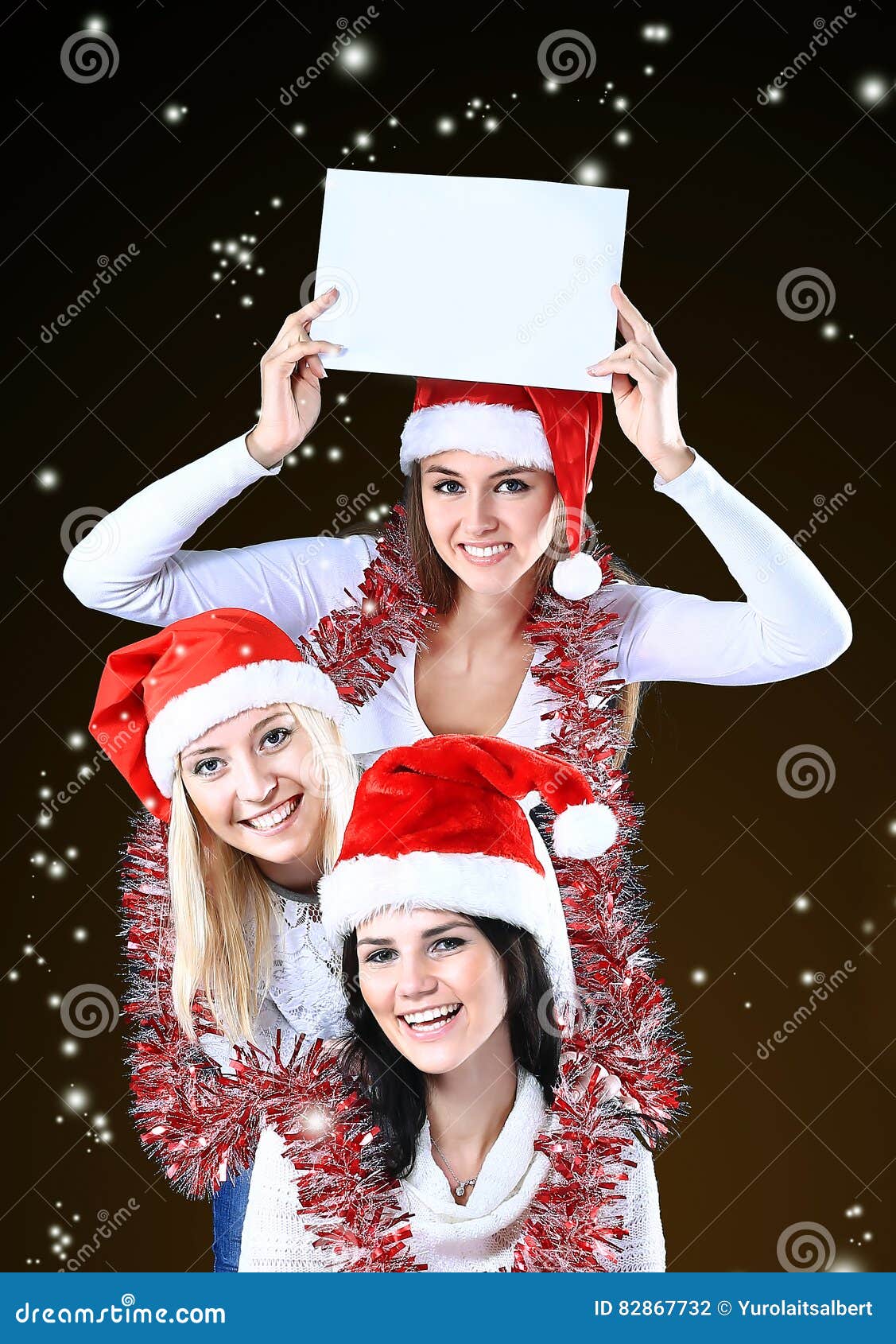 Tres Mujeres Jovenes En El Traje De Santa Claus Con Compras En El Fondo De  La Navidad Foto de archivo - Imagen de agradable, cara: 82867732