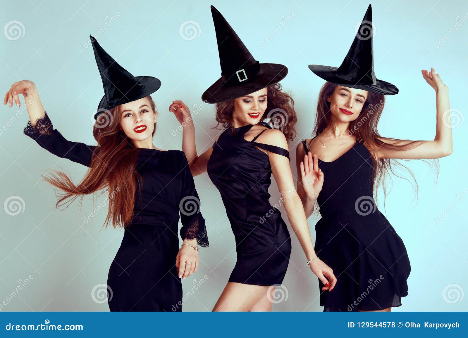 Tres Mujeres Jovenes Felices En Disfraces De Halloween Negros De La Bruja En Partido Sobre Fondo De Neón Azul Las Mujeres Jovenes Foto de archivo - Imagen de oscuridad, hembra: 129544578 Tres Mujeres Jovenes Felices En Disfraces De Halloween Negros De La Bruja En Partido Sobre Fondo De Neón Azul Las Mujeres Jovenes Foto de archivo - Imagen de oscuridad, hembra: 129544578