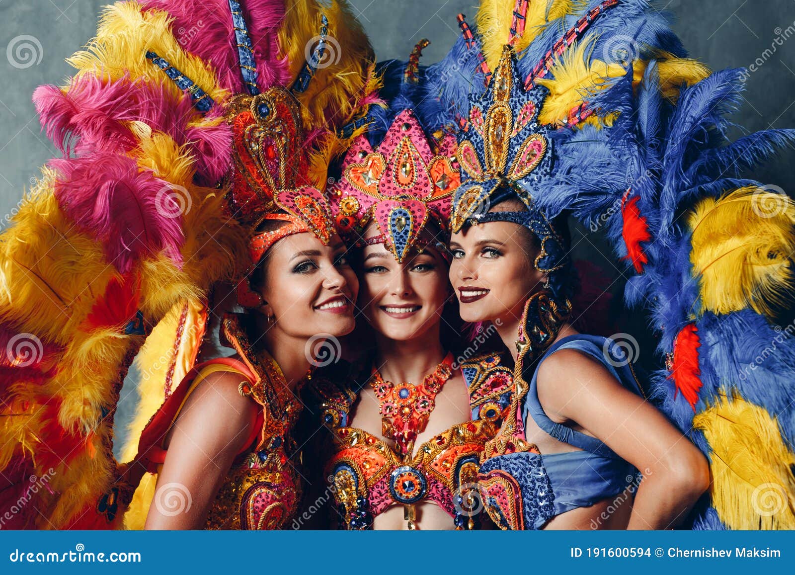 Tres Mujeres Sonriendo Retrato Con Disfraz De Carnaval De Samba