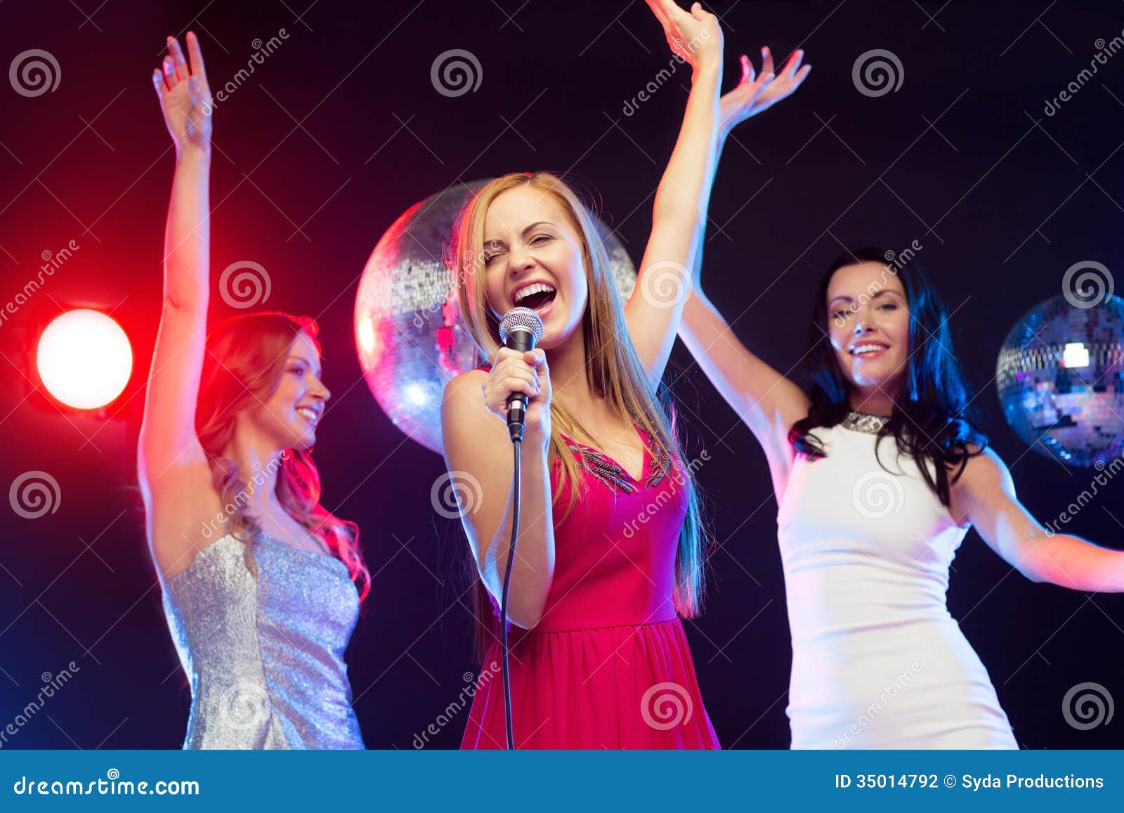 Пою 3 видео. Девушка поет. Три девочки поют на сцене. Девушка поет на сцене. Девушка поет и танцует.
