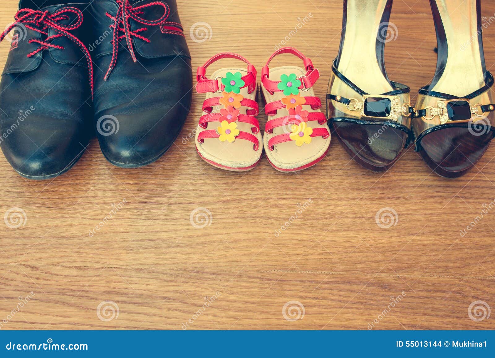 Tres Pares De Zapatos: Hombres, Mujeres Y Niños de archivo - Imagen de casa, pares: 55013144