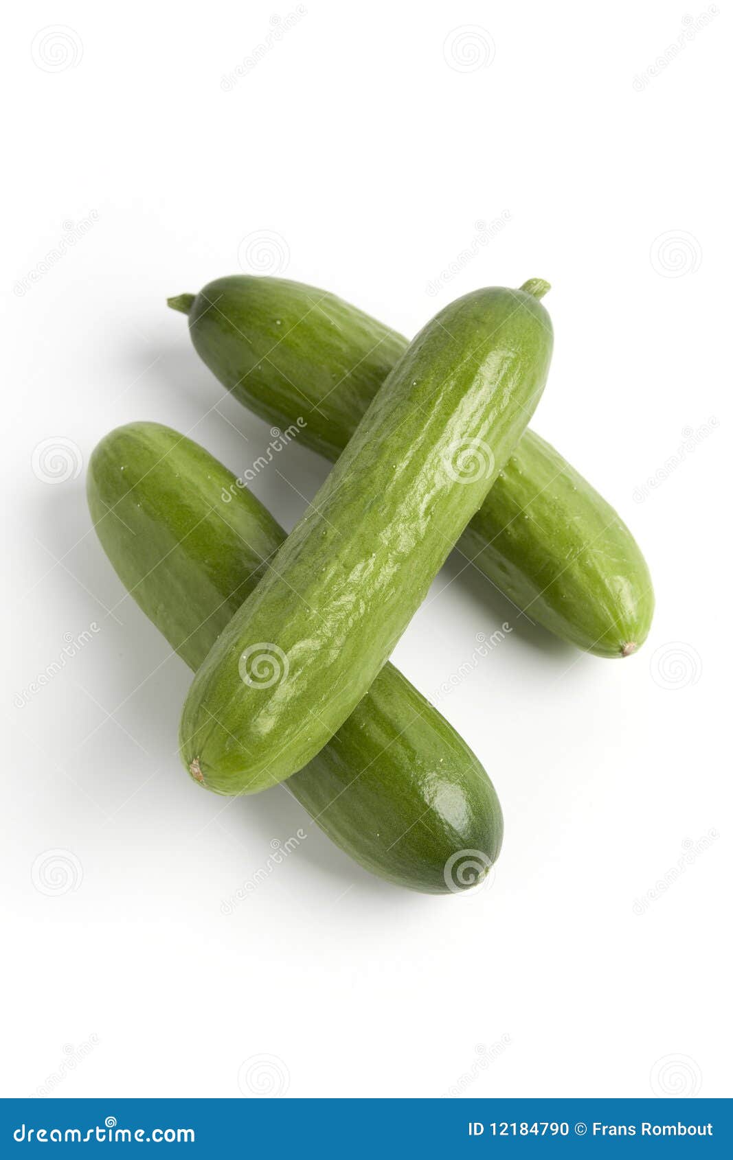 Tres Pequeños Pepinos Verdes Foto de archivo - Imagen de fresco