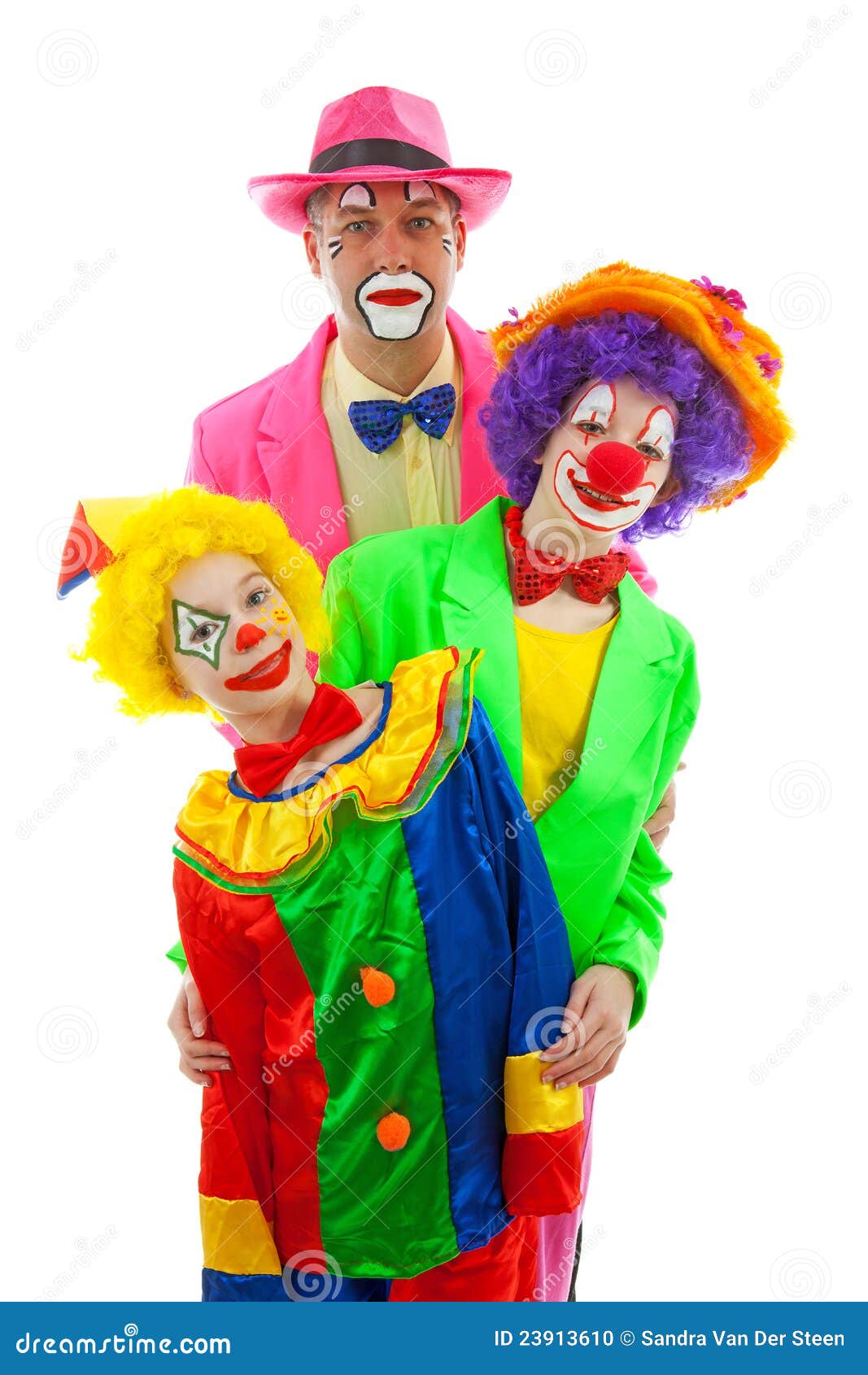 Tres personas vestidas encima como de payasos divertidos coloridos. Tres personas se vistieron para arriba como payasos divertidos coloridos sobre el fondo blanco