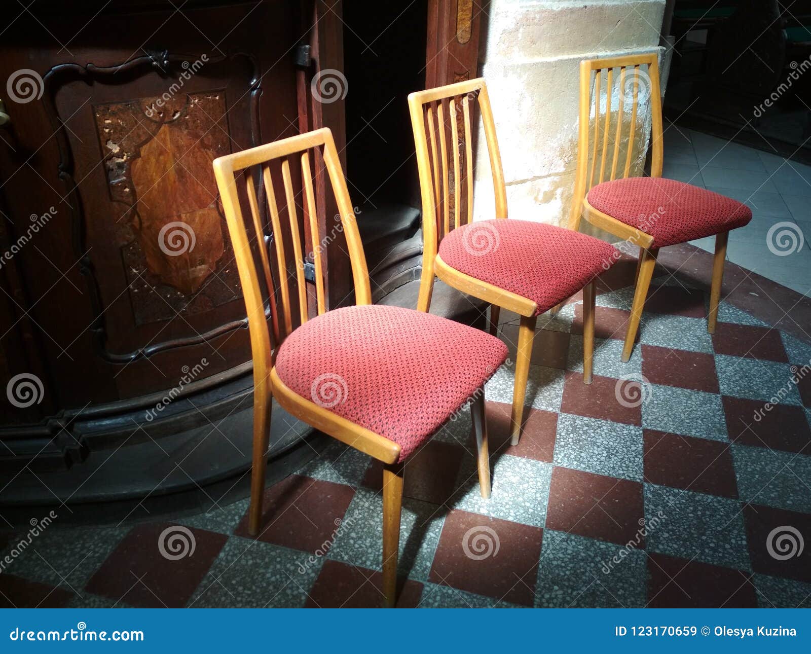 Tres Sillas Para La Confesión En La Iglesia Católica Imagen de archivo - Imagen de silla, viejo: 123170659 Tres Sillas Para La Confesión En La Iglesia Católica Imagen de archivo - Imagen de silla, viejo: 123170659