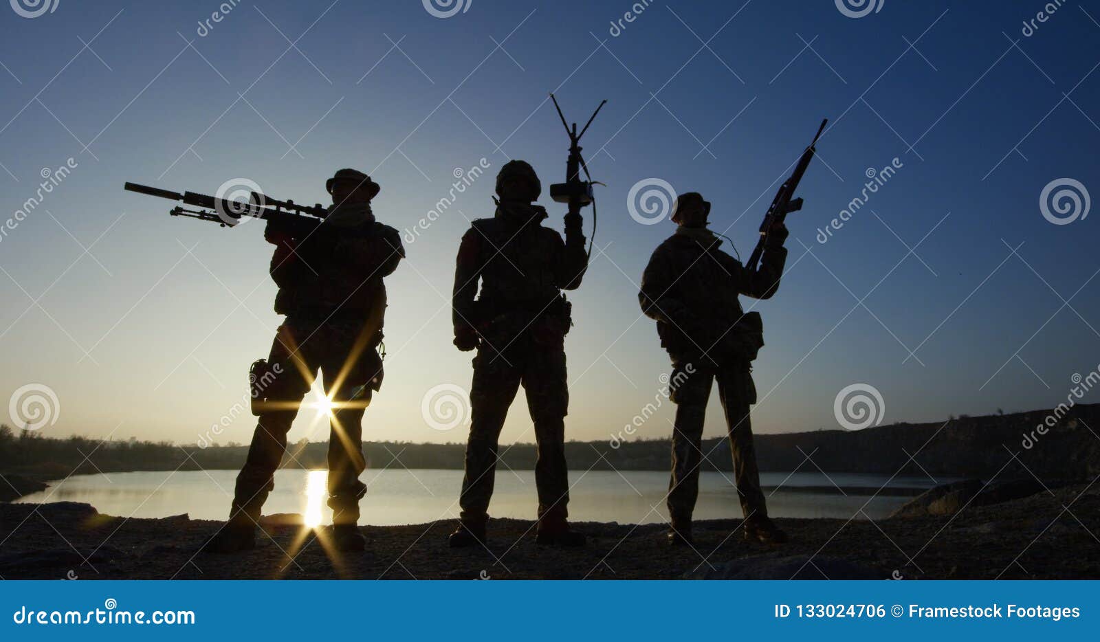 La imagen aislada de tres soldados Foto de stock 98998610