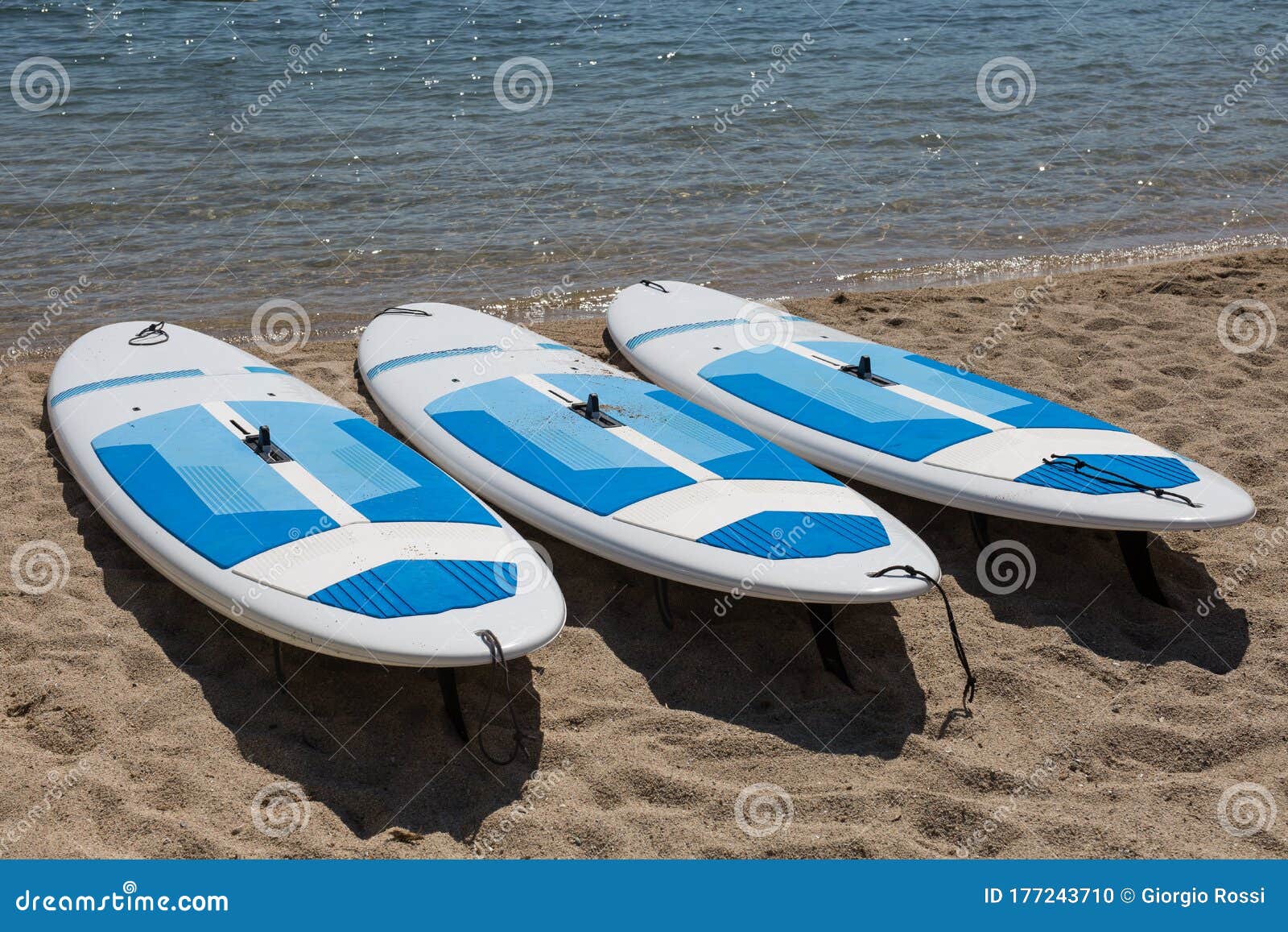 Tres Tablas De Surf Blancas En La Orilla De La Playa Foto de archivo