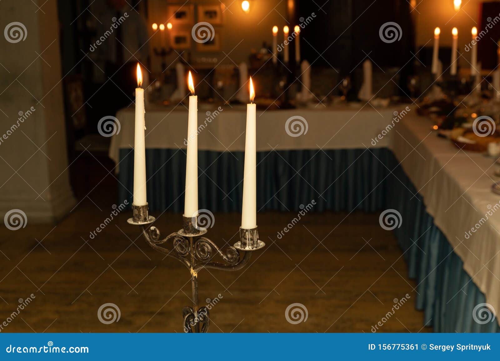 Elegantes Velas Blancas en la Mesa fotos de archivo