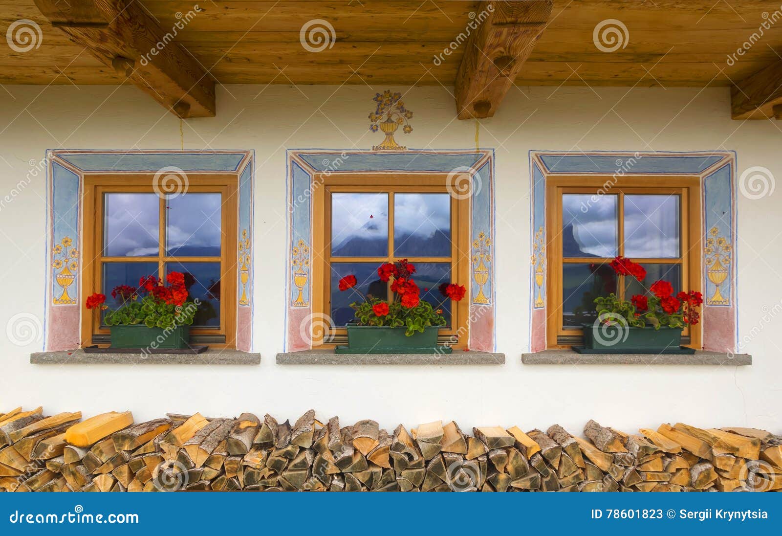 Tres Ventanas Hermosas En Pequeña Casa De Campo Alpina Imagen de archivo -  Imagen de resto, retro: 78601823