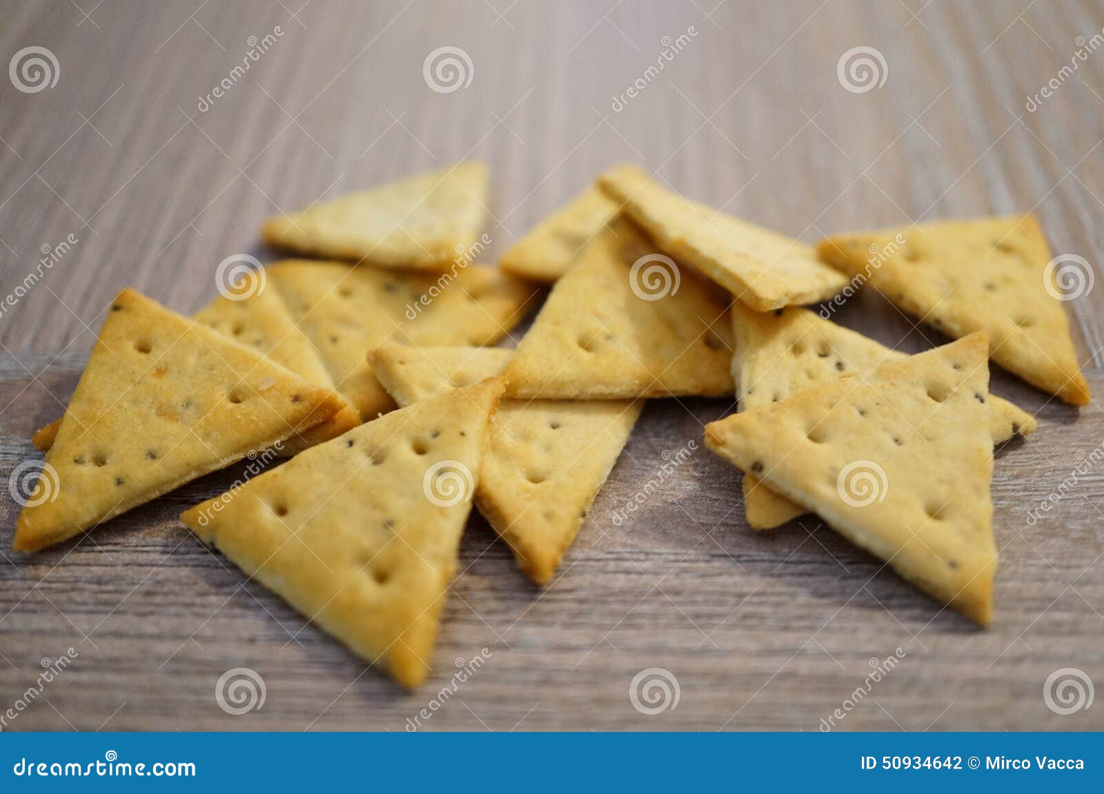 triangle-crackers-group-wood-50934642.jp