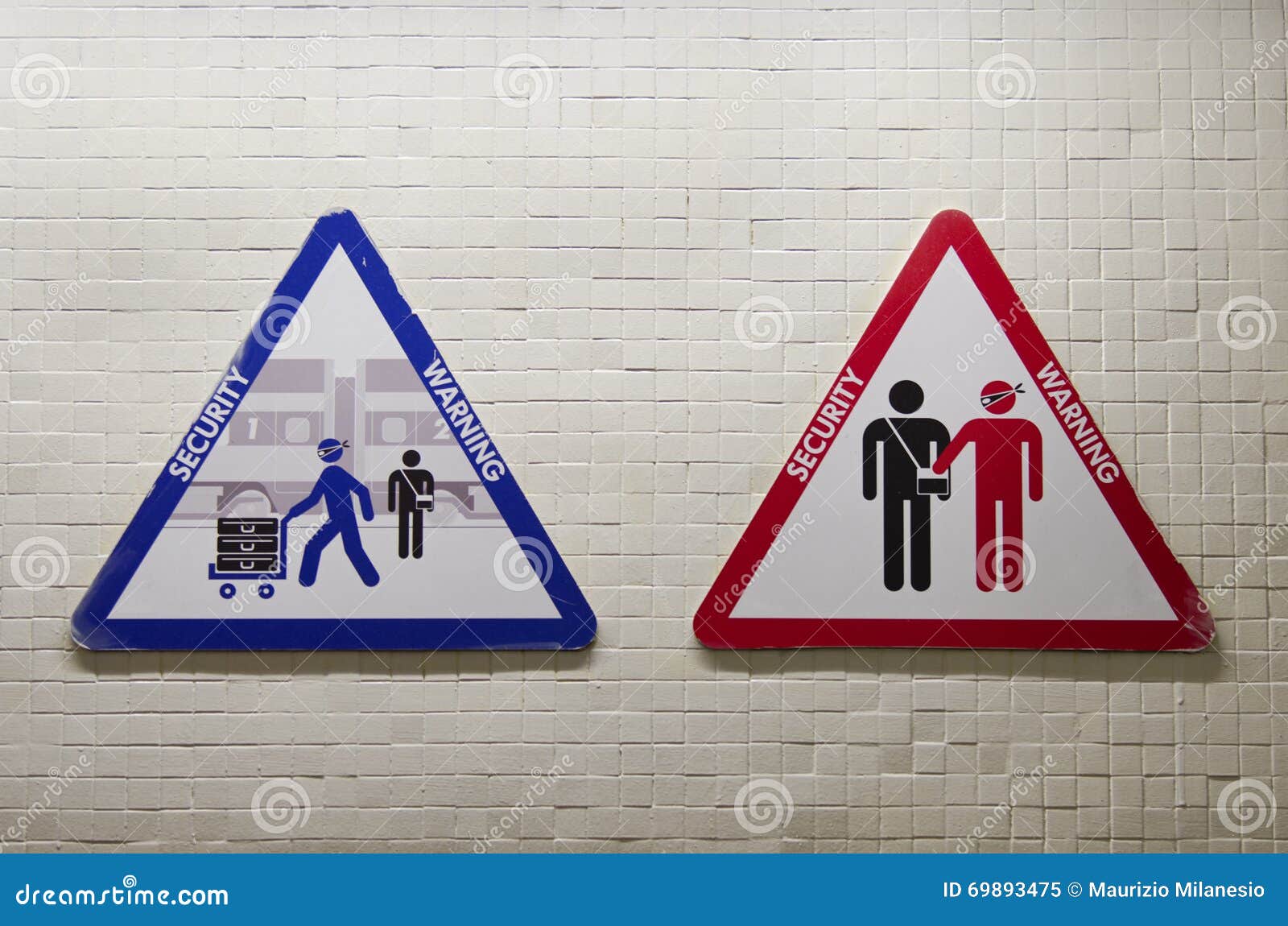 triangular sign to warn about the risk of being robbed