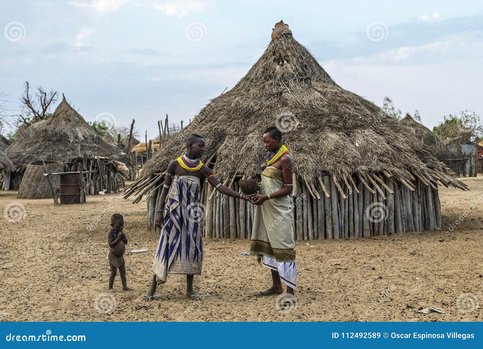 tribu-de-karo-en-el-valle-omo-etiop%C3%ADa-112492589.jpg