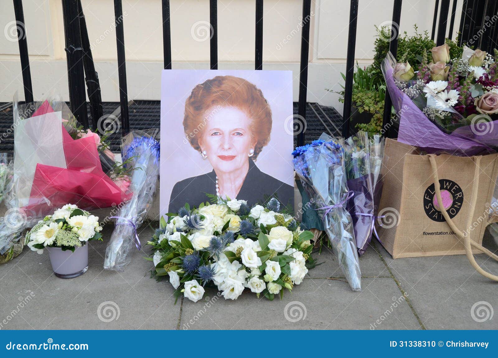 Tributi ad ex Minster principale britannico Margret Thatcher Who Died L. Londra - 8 aprile: Tributi per ex Minster principale britannico Margret Thatcher Victoria Londra nell'8 aprile 2013 a Londra, Inghilterra.