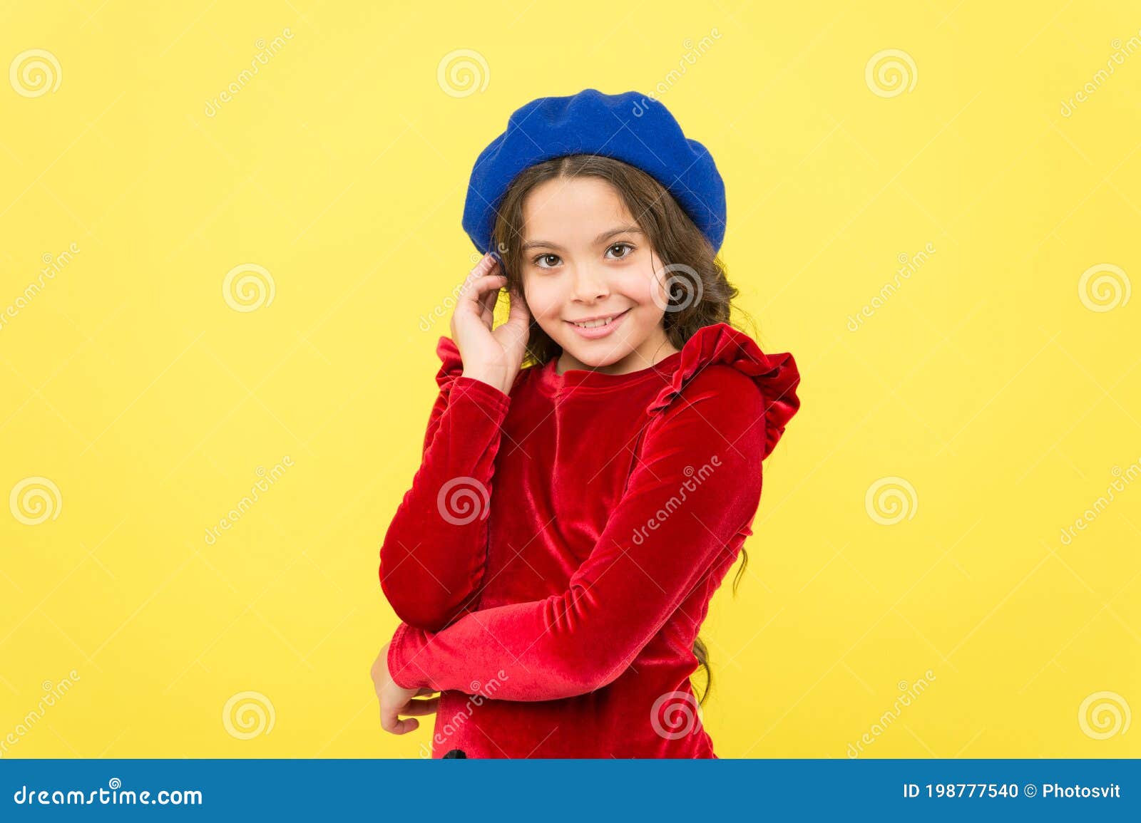 Tricco. Sonriente Adolescente Elegante En Boina Francesa. Niño Parisino Usa Vestido Rojo. Aspecto Elegante Del Niño. 4.º Niñera Foto de archivo - hermoso, rojo: 198777540