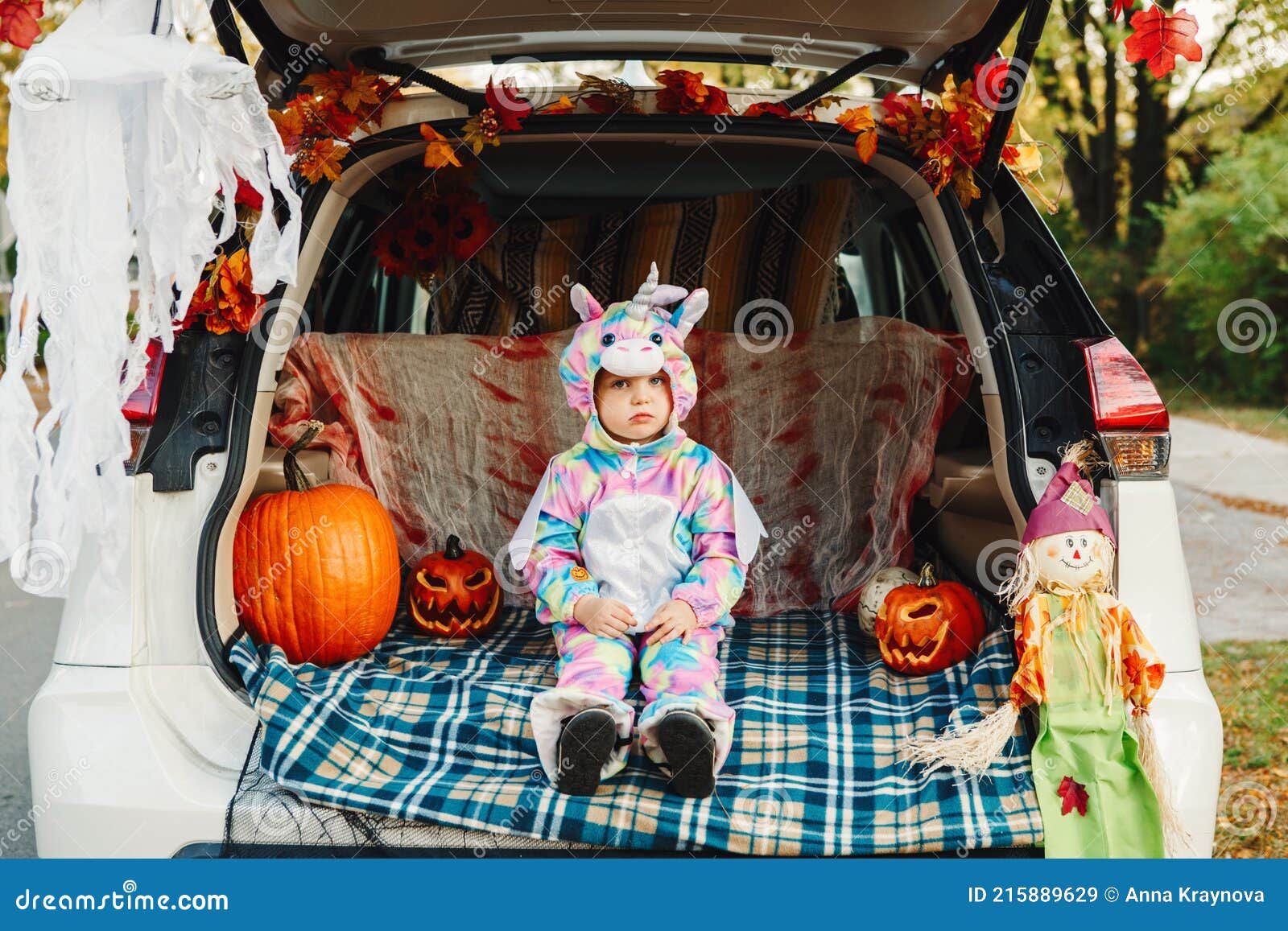 Trick. Traurig Verärgert Baby in Einhorn Kostüm Feiern Halloween Im Stamm  Von Auto. Niedliche Kleinkind Feiert Oktober Urlaub Stockbild - Bild von  kreativ, mädchen: 215889629