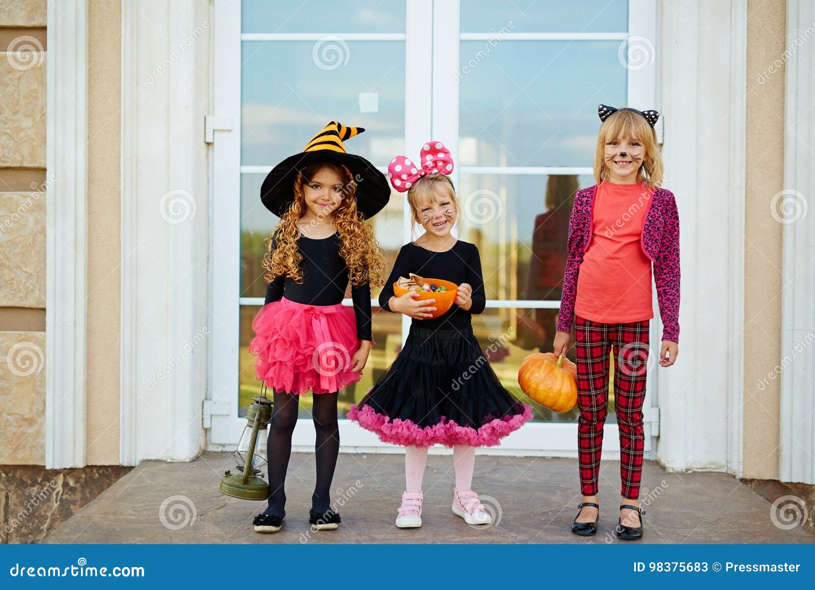 Trick-or-treaters by door stock image. Image of scary - 98375683