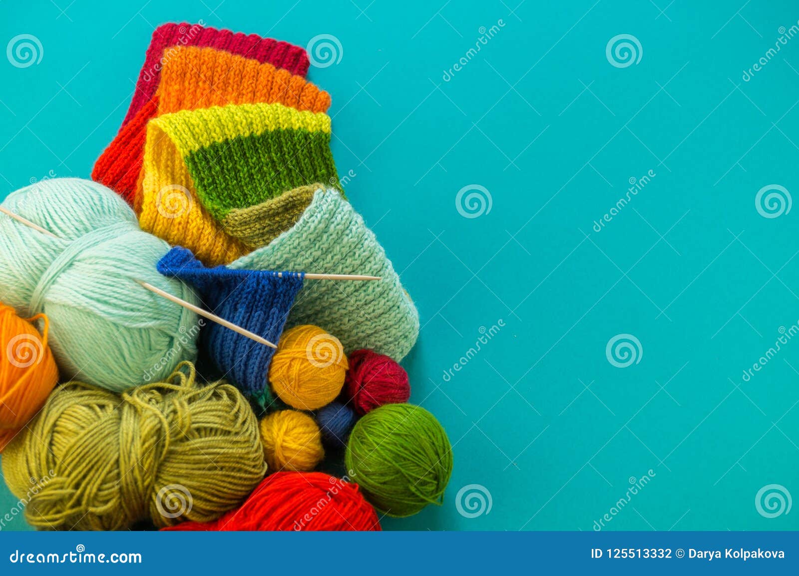 Tricotage d'un fond de bleu d'écharpe et de chapeau d'arc-en-ciel. Tricotage d'une écharpe et d'un chapeau d'arc-en-ciel Panier avec des boules de laine, aiguilles de tricotage Fond pour une carte d'invitation ou une félicitation Le travail préféré est un passe-temps