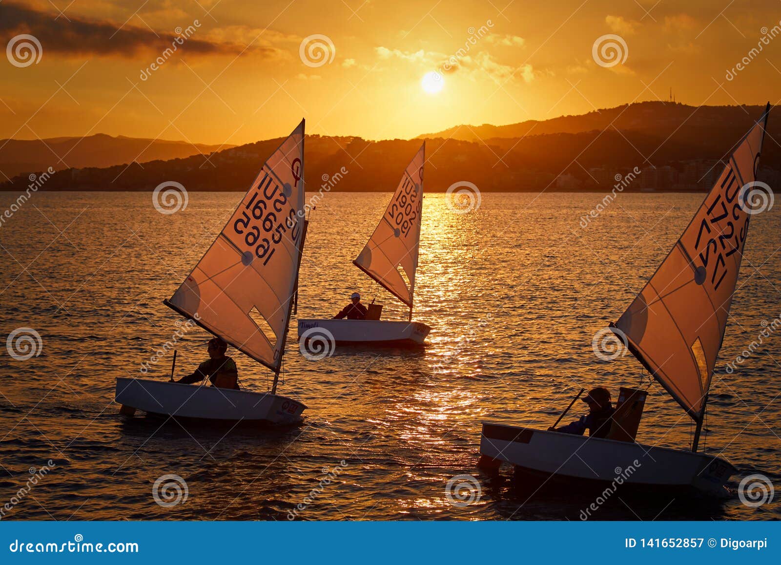 Trigesimo Trofeo Internacional Del Optimista Del S De Vila De Palama 14ta Taza De Las Naciones Veleros Que Navegan A La Pequen Fotografia Editorial Imagen De Asoleado Azul