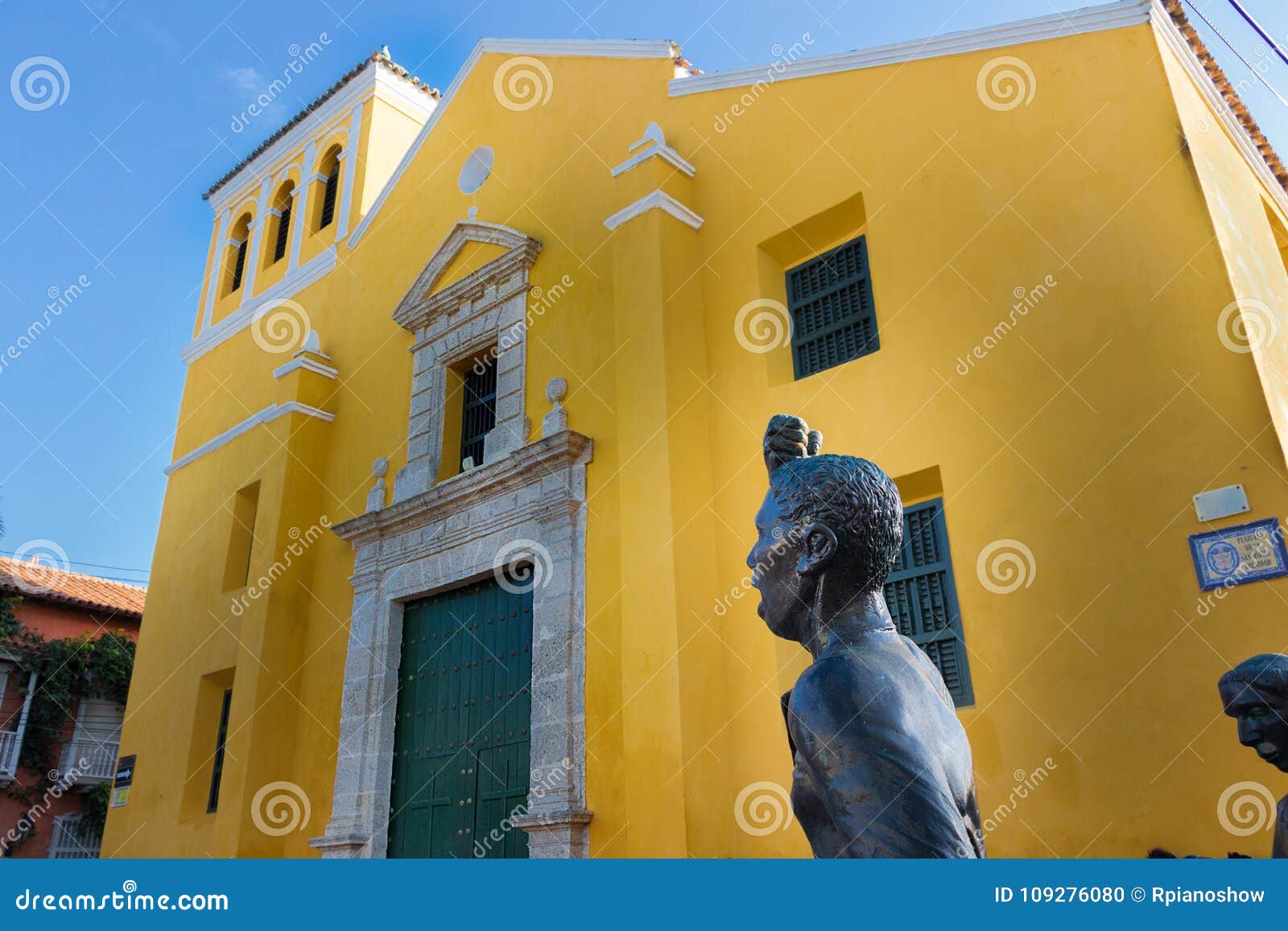 Trinidad Church Och Statyn Pedro Romero, Cartagena Redaktionell Foto