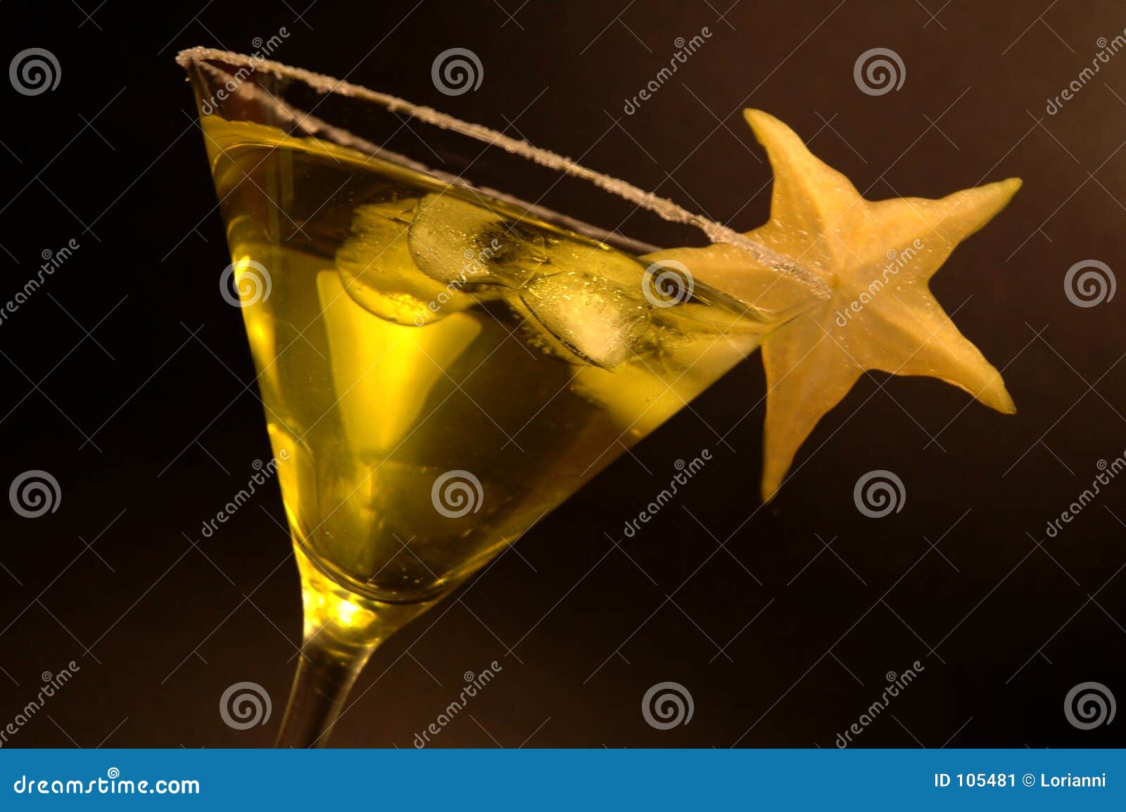 Trinken Sie Im Martini-Glas Mit Sternfrucht 1 Stockbild - Bild von ...