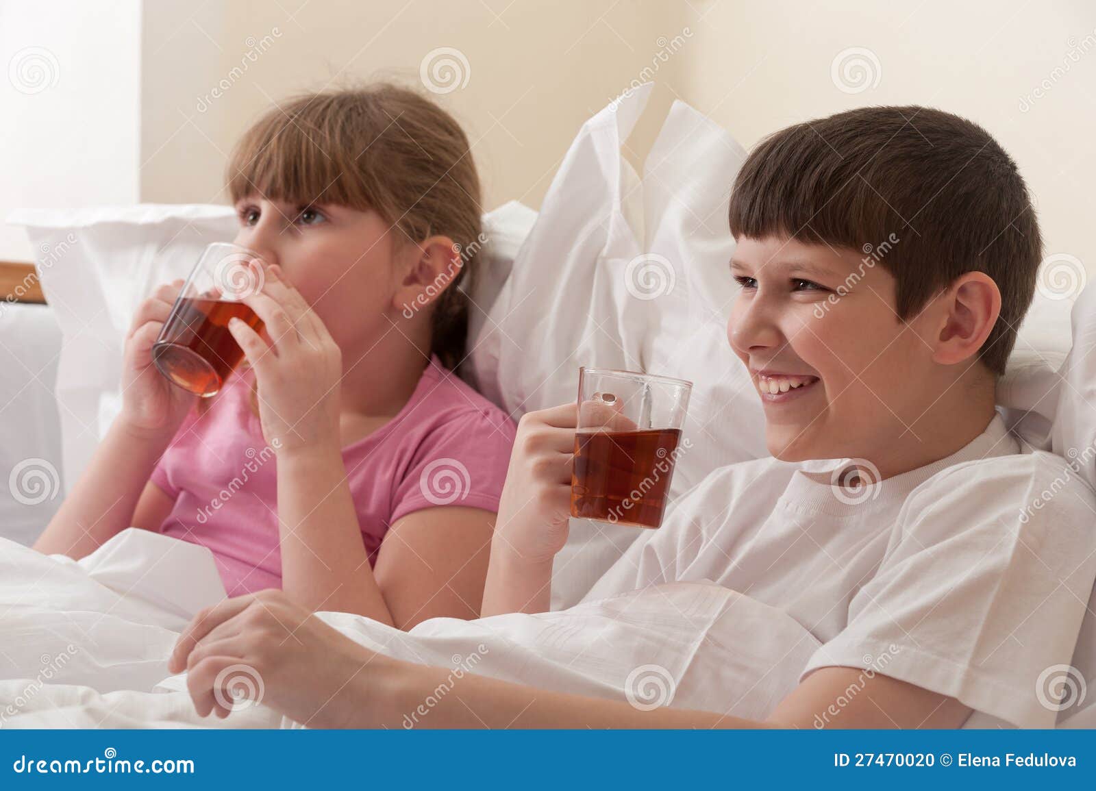 Пьет сестру друга. Брат чай. Сестра принесла брату чай в постель. Брат и сестра пьют чай. Дети пьют чай в кровати фото.