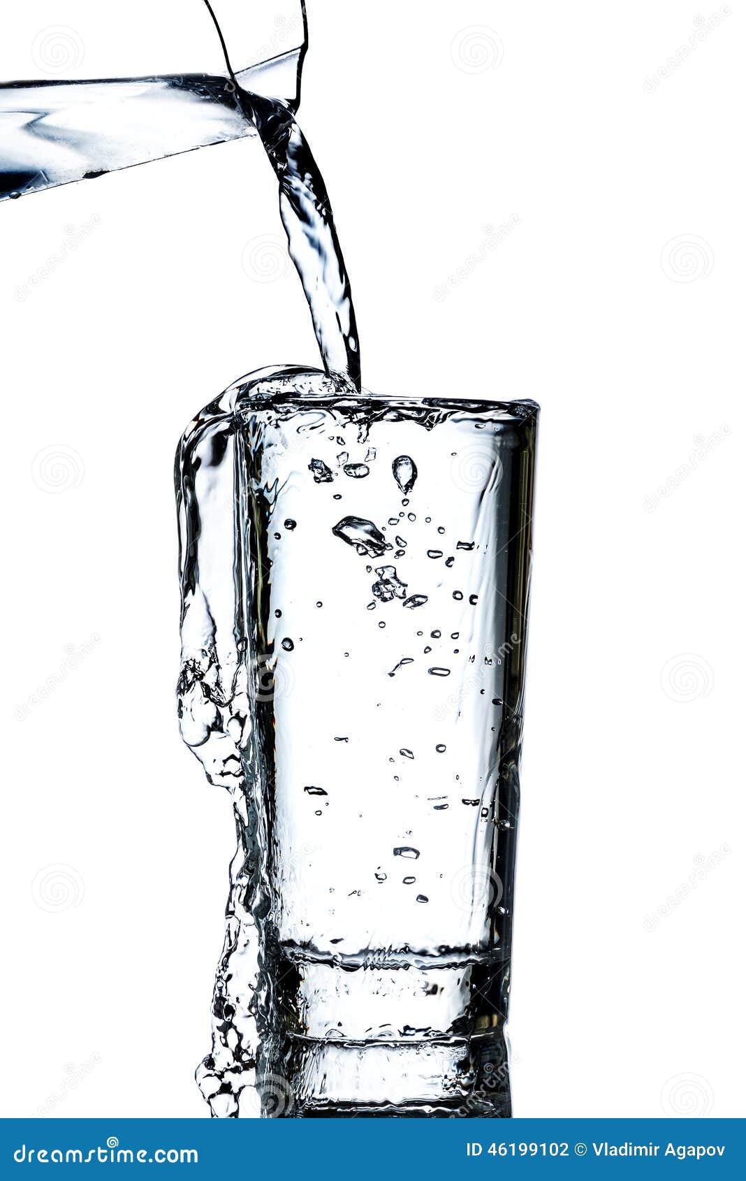 Trinkwasser goss aus einem Krug in ein Glas über weißem Hintergrund