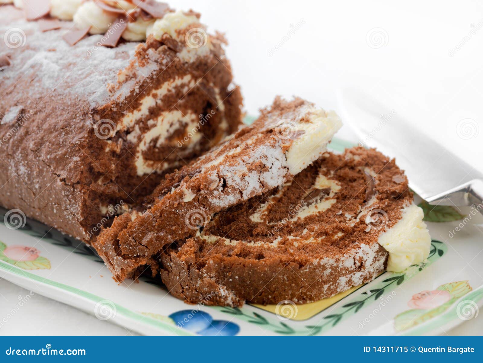 Trino del chocolate. La torta del trino de Chococlate sirvió en un disco, rebanado.