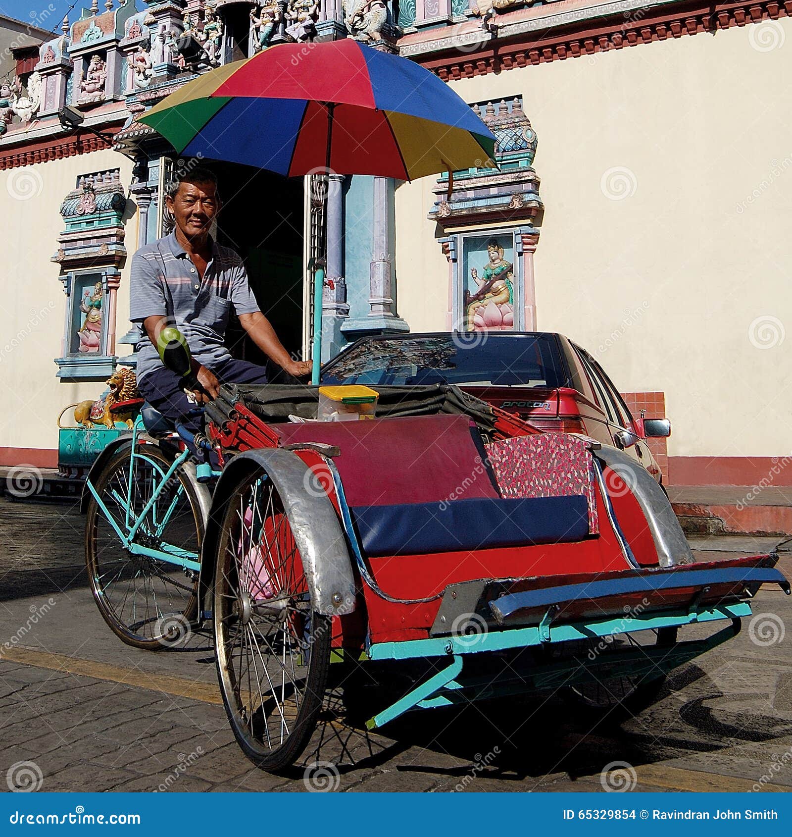 Trishaw przejażdżka, Penang, Malezja. Bierze czas wolny przejażdżkę na czarownym Beca, także dzwoniącym Jinrickisha lub Trishaw ja zostać ulubionym miejscem dla turysty as well as miejscowymi który kochają brać przejażdżkę wokoło Penang czaruje turystycznych punktów